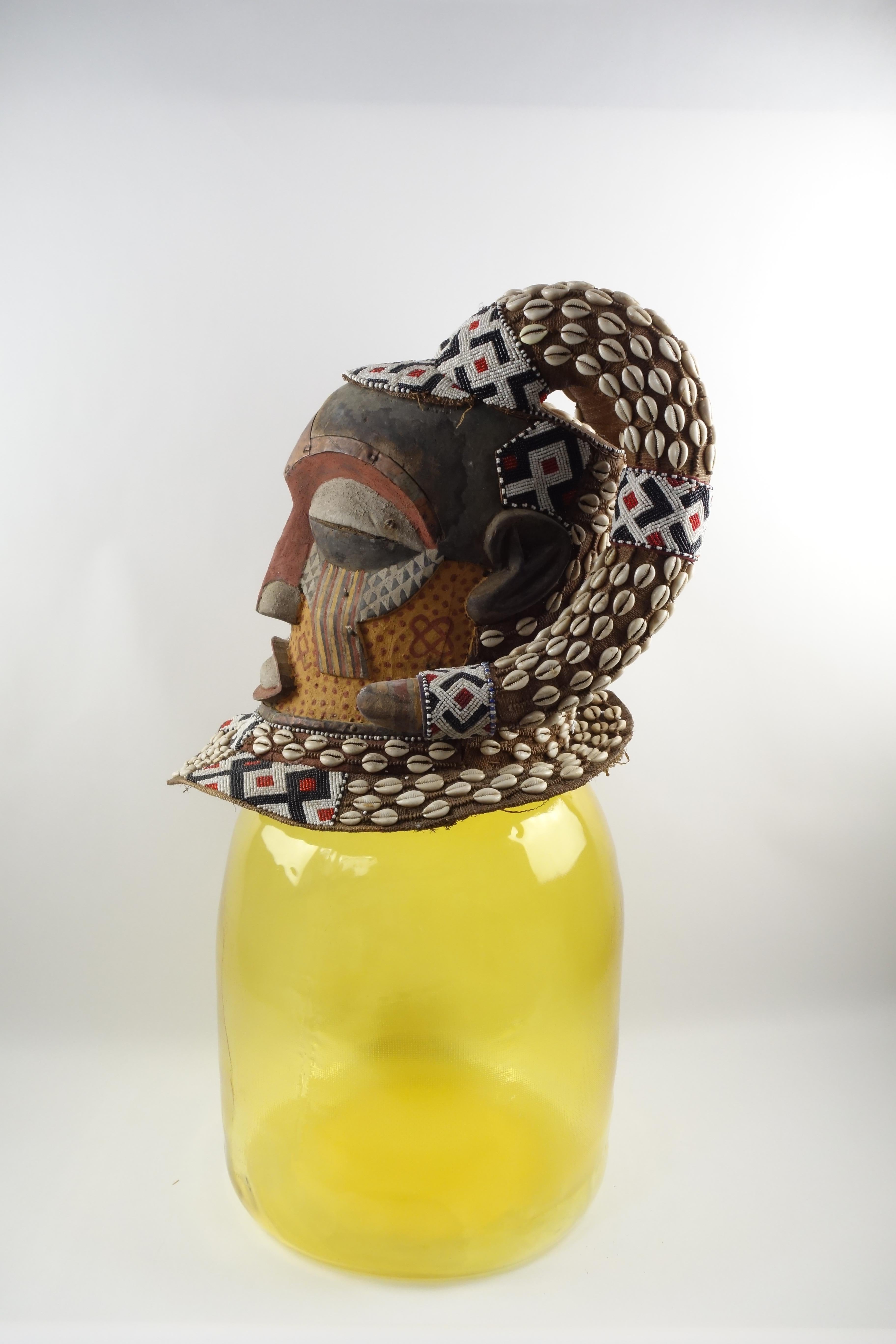 Tribale Verre Soufflé - Maschera Kuba-Congo - Boi, perles, cauris - Circa 1975 in vendita