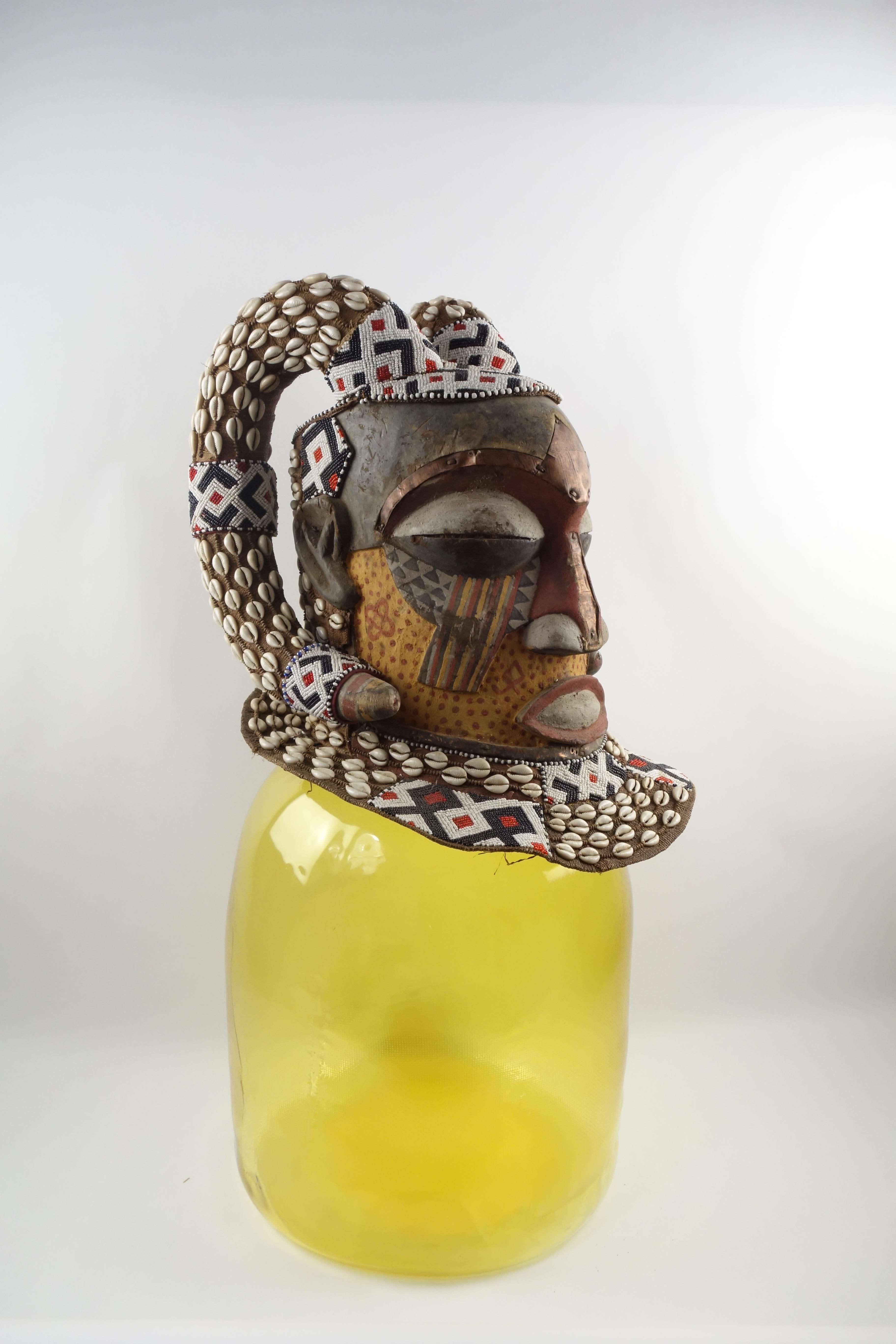 Francese Verre Soufflé - Maschera Kuba-Congo - Boi, perles, cauris - Circa 1975 in vendita
