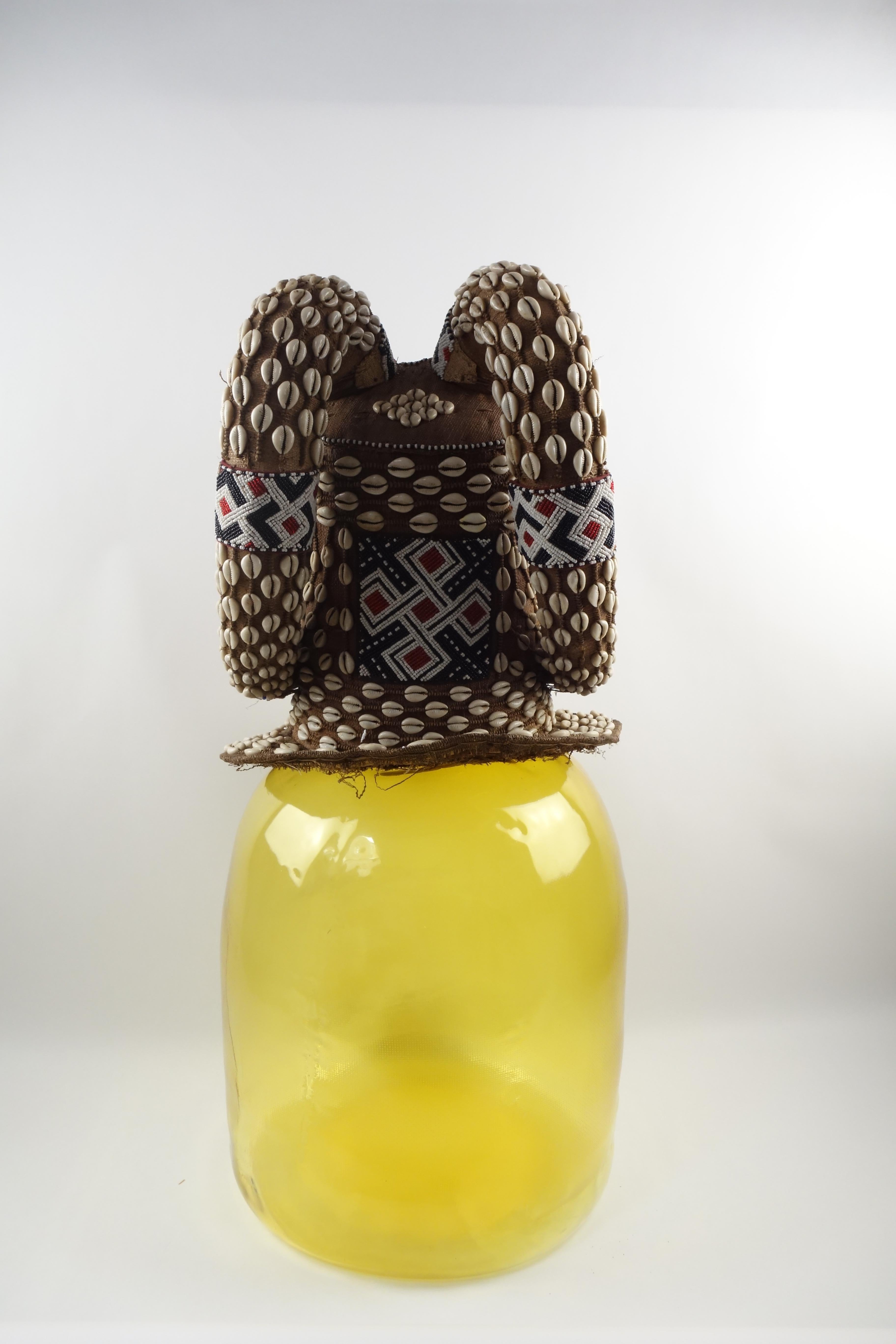 Intagliato a mano Verre Soufflé - Maschera Kuba-Congo - Boi, perles, cauris - Circa 1975 in vendita