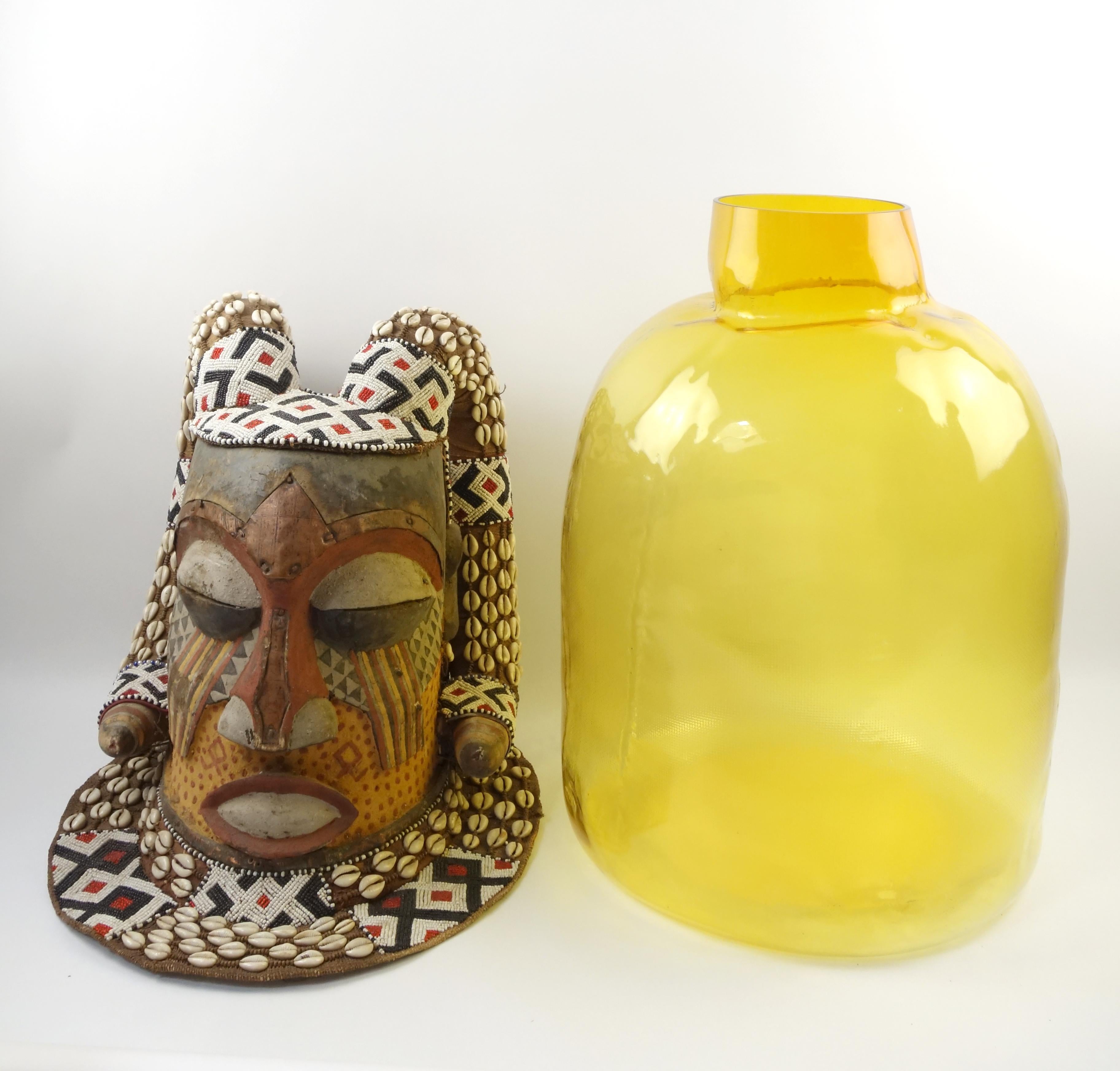 Verre Soufflé - Maschera Kuba-Congo - Boi, perles, cauris - Circa 1975 In condizioni ottime in vendita a PANTIN, FR