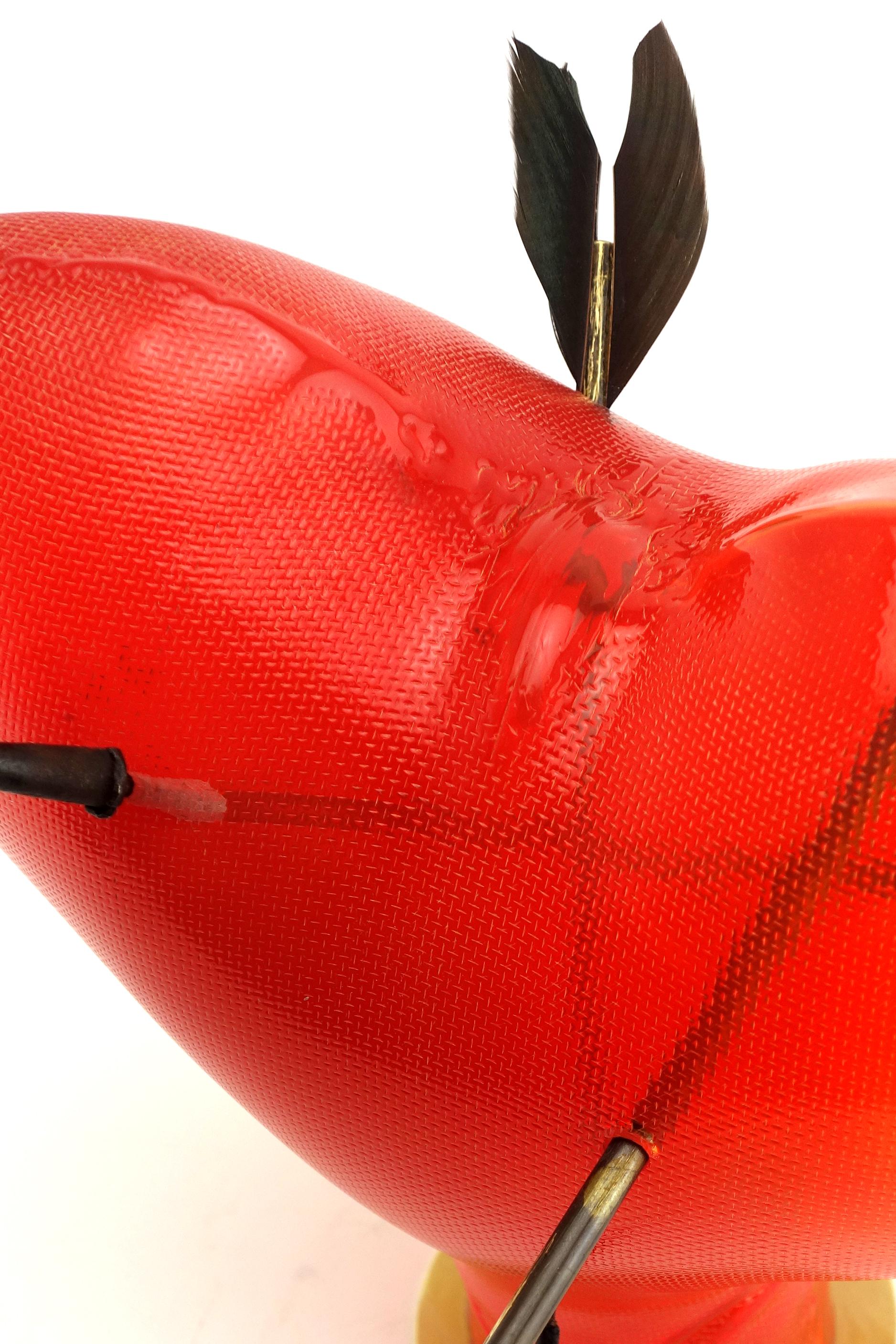 Questa straordinaria opera d'arte dell'artista francese del vetro Vanessa Mitrani è un pezzo scultoreo che fonde la creazione contemporanea con il potente linguaggio visivo degli artefatti africani. Interamente soffiata a bocca, la scultura assume