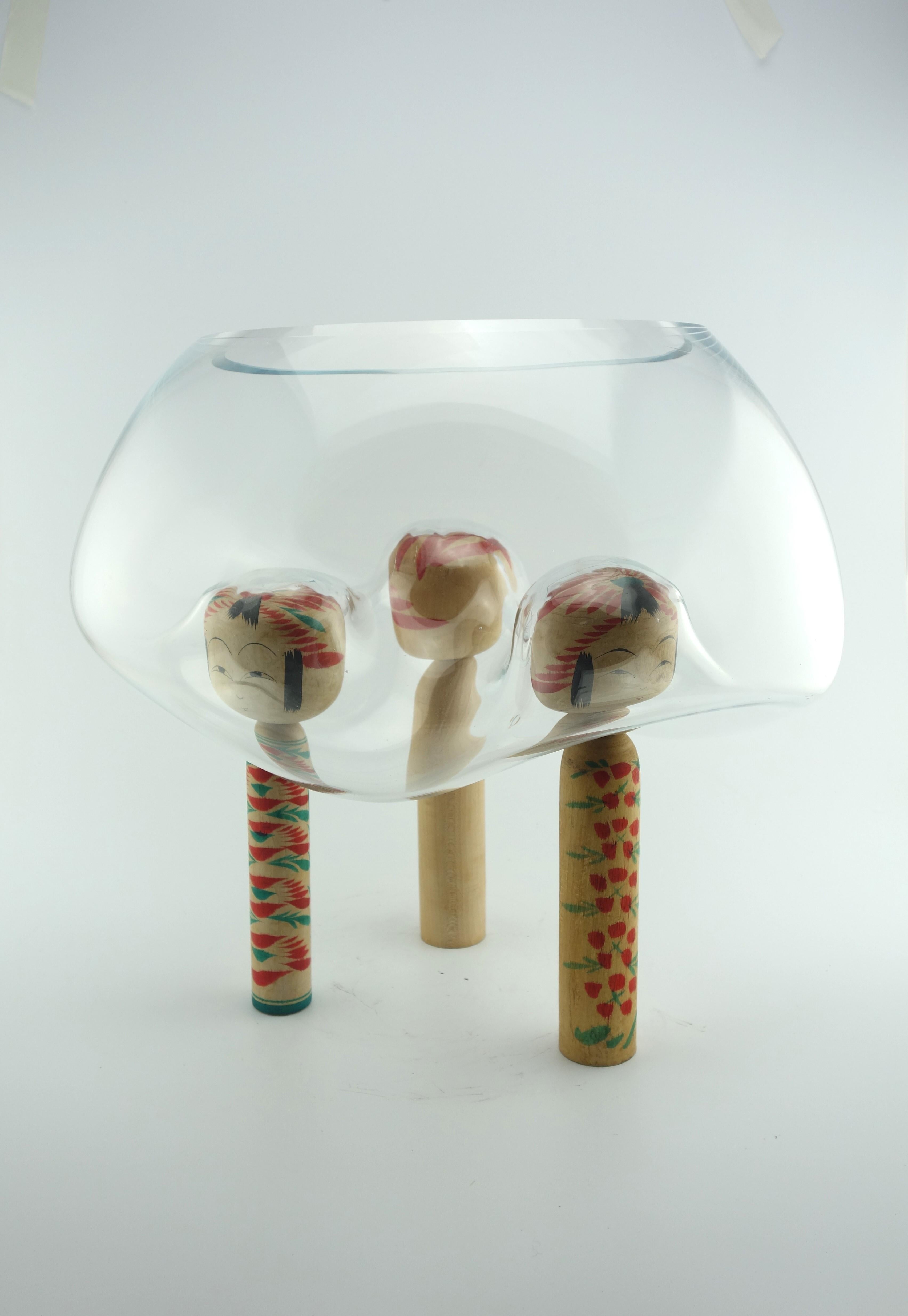 Questo straordinario vaso della designer francese Vanessa Mitrani esemplifica il suo approccio innovativo al vetro, fondendo l'artigianato tradizionale con l'arte contemporanea. Il vetro soffiato a mano viene abilmente formato direttamente sulle