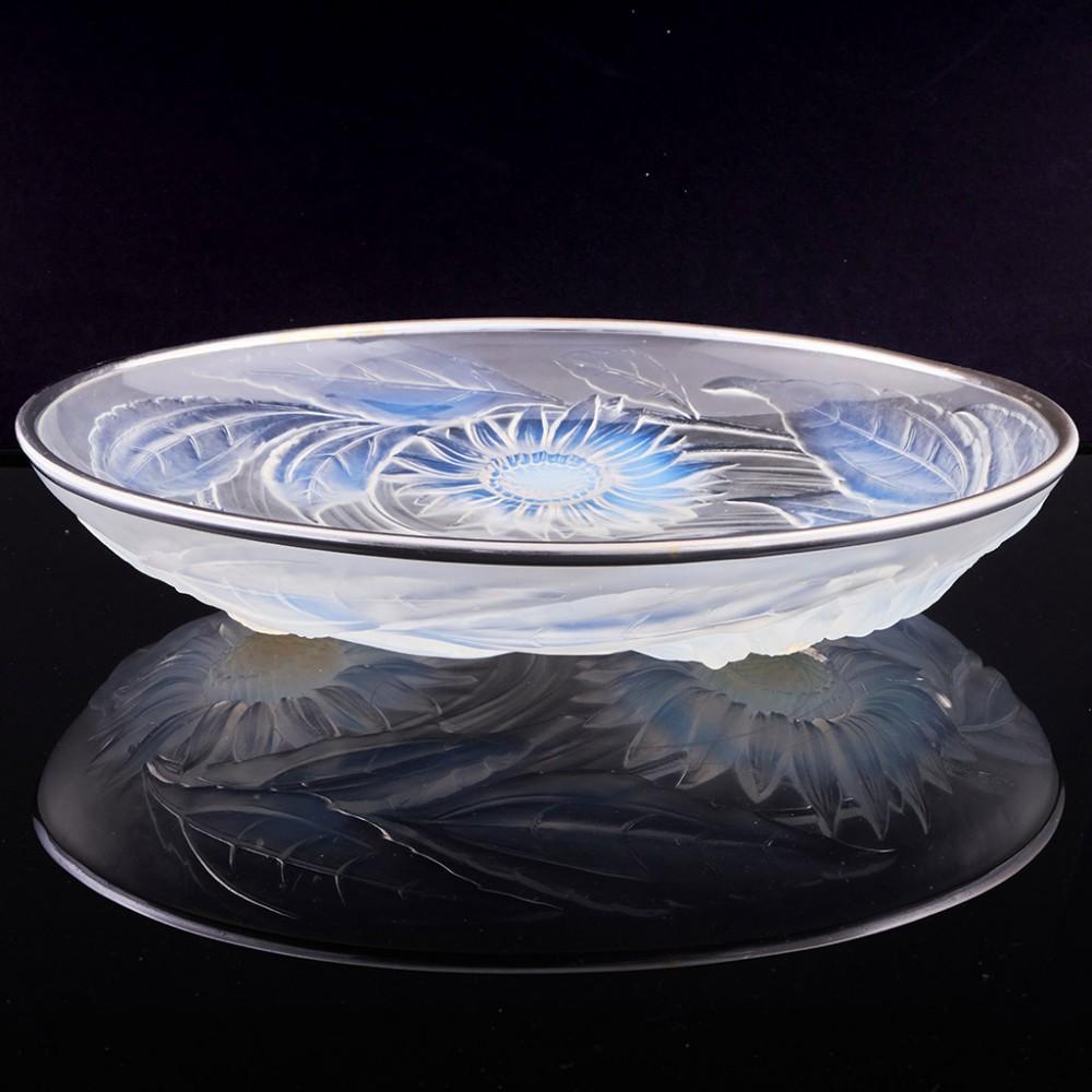 French Verrerie D'Andelys Opalescent Marguerites Glass Coupe, c1935 For Sale