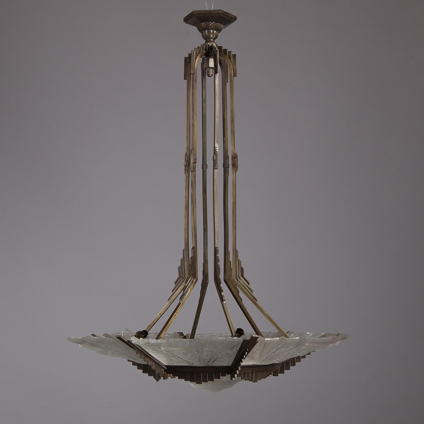Large French Art Deco glass chandelier made by Maison Hettier & Vincent in collaboration with the famed French manufacturer Verrerie des Hanots, France, 1930s.

This rare large French Art Deco chandelier signed by Verrerie des Hanots is a stunning