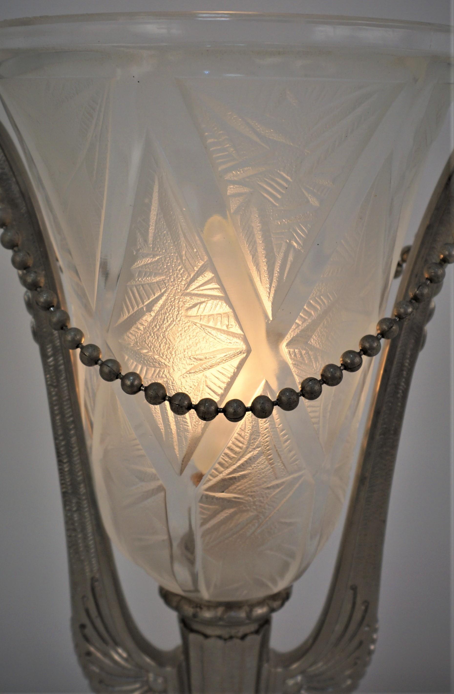 Mid-20th Century Verreries  Des Hanots  French Art Deco Table Lamp For Sale