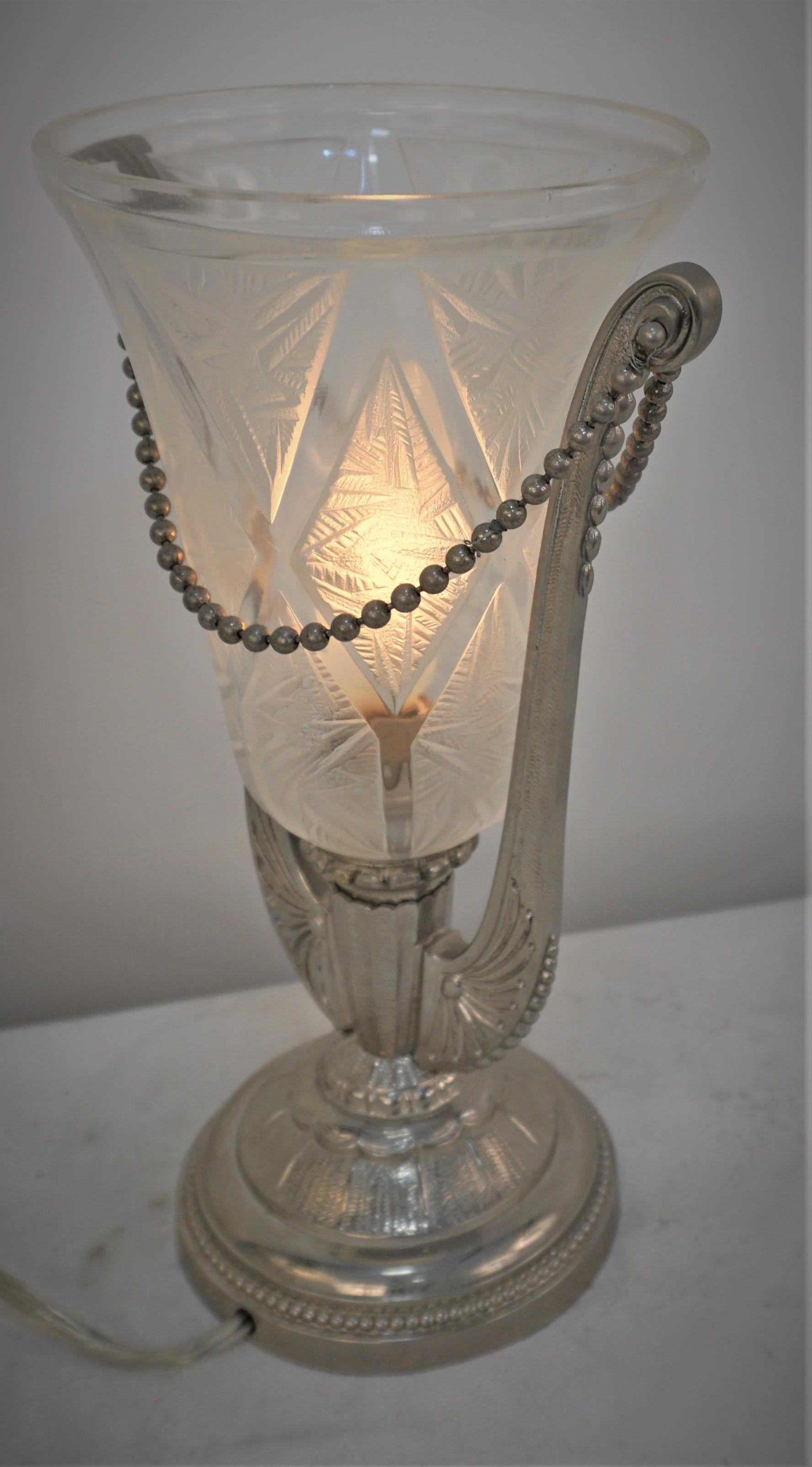 Verreries  Des Hanots  French Art Deco Table Lamp For Sale 1