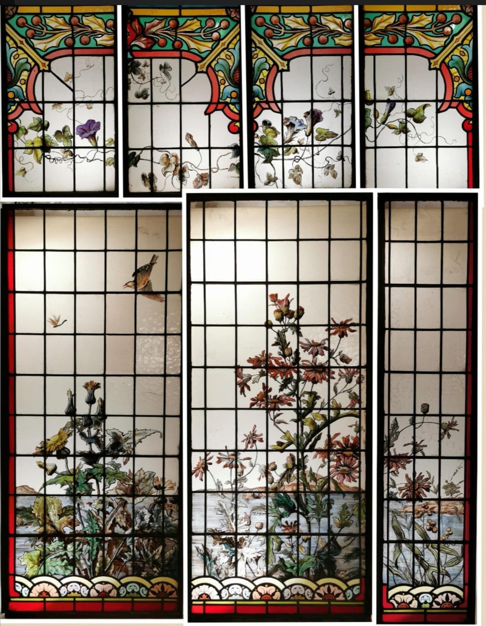 Large window from the late 19th century attributed to champigneulle
Painted in grisaille with plant decorations on a Japanese background, birds, insects typical of the period
It is made up of 16 panels for a length of 560 cm by 250 cm in height or