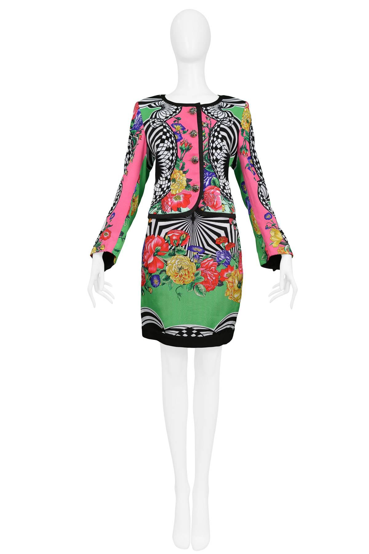 Resurrection Vintage est heureux d'offrir un ensemble veste et jupe vintage Gianni Versace Jeans Couture Op art et floral. La veste comporte des boutons fantaisie et des détails de garniture rouge. La jupe a une coupe classique et étroite.