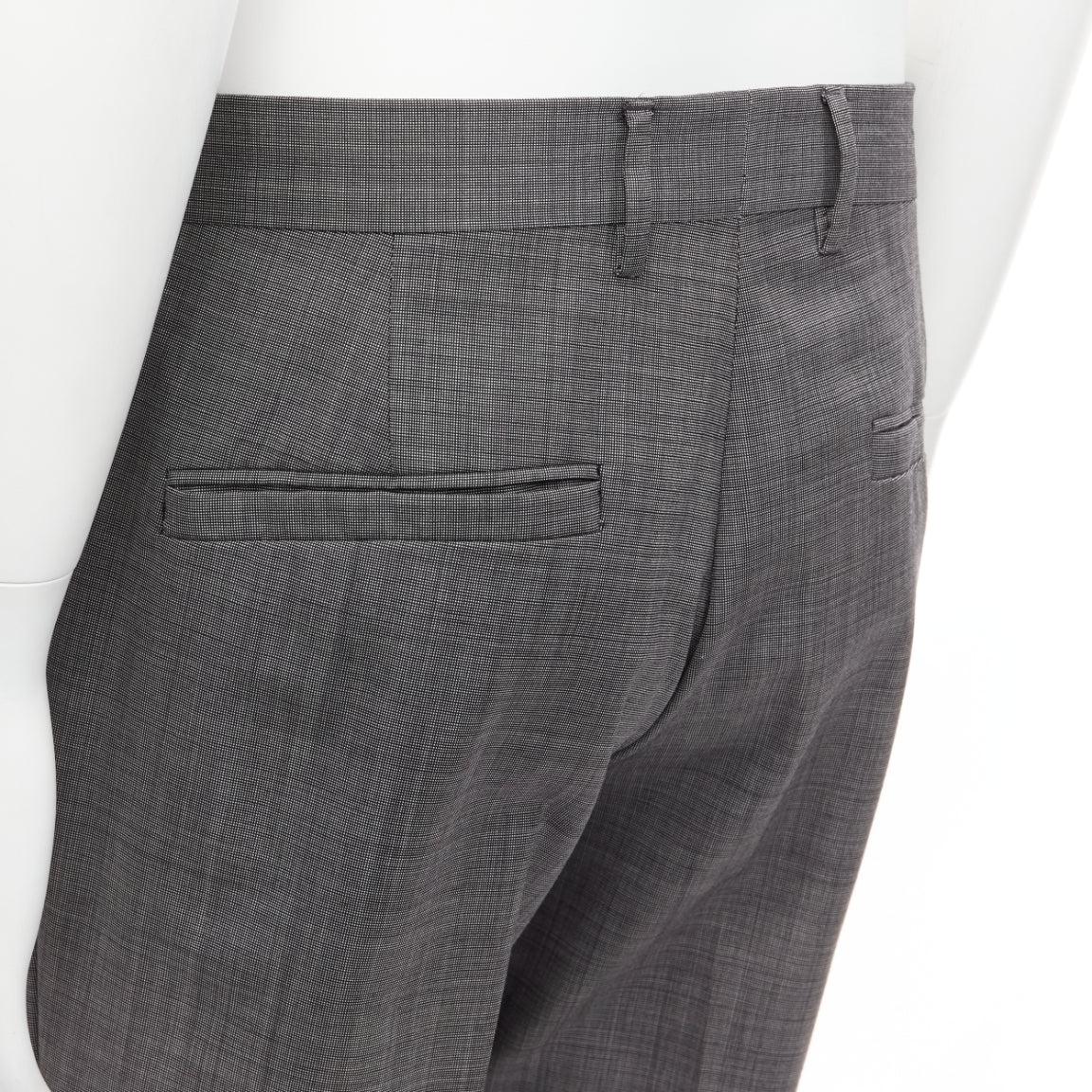 VERSACE 100% cotton grey checkered straight leg dress trousers IT48 M
Reference: CNLE/A00277
Brand: Versace
Designer: Donatella Versace
Material: Cotton
Color: Grey
Pattern: Checkered
Closure: Zip Fly
Made in: Italy

CONDITION:
Condition: Excellent,