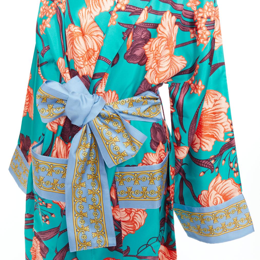 VERSACE 100% silk Baroque Art Deco green orange floral Medusa print robe gown L
Reference: TGAS/E00765
Brand: Versace
Designer: Donatella Versace
Collection: Baroque Art Deco
Material: 100% Silk
Color: Green, Orange
Pattern: Barocco
Closure: Self