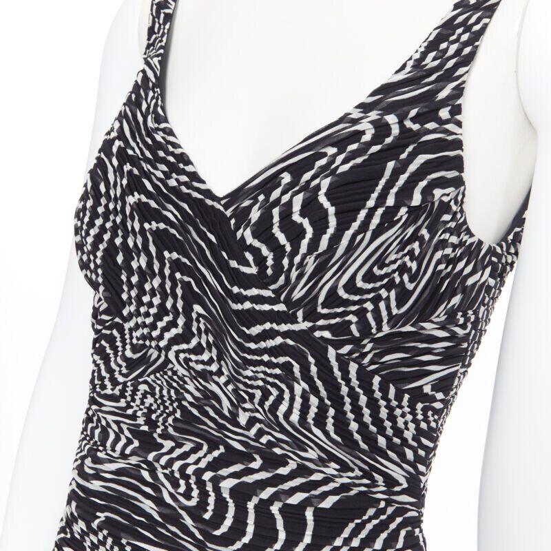 VERSACE 100% silk black white swirl print ruche pleated cocktail dress IT38 S
Reference: CC/VAHI00327
Brand: Versace
Designer: Donatella Versace
Model: Pleated cocktail dress
Material: Silk
Color: Black, White
Pattern: Abstract
Closure: Zip
Made in: