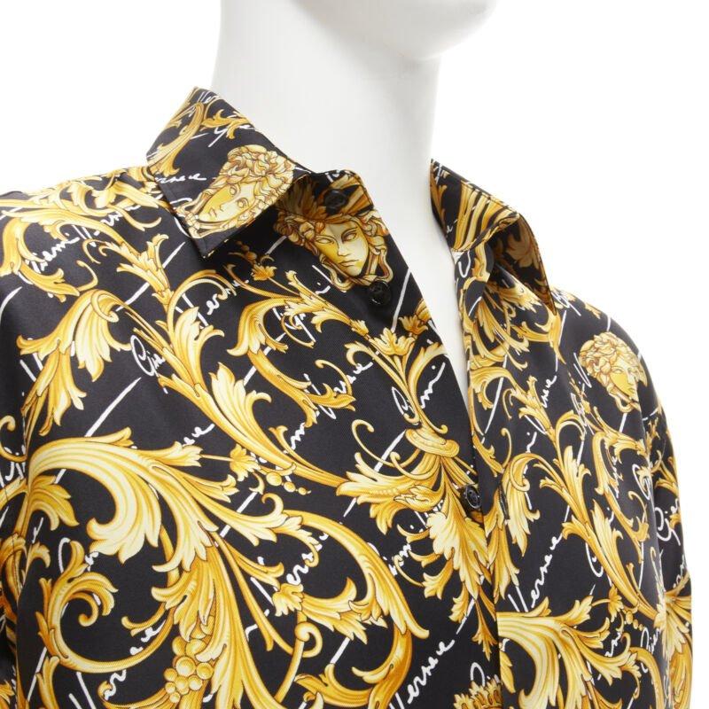 VERSACE 100% silk La Medusa Barocco Gianni Signature black gold shirt EU39 M
Reference: TGAS/C01471
Brand: Versace
Designer: Donatella Versace
Model: 1002759
Collection: 2021
Material: 100% Silk
Color: Black, Gold
Pattern: Logomania
Closure: