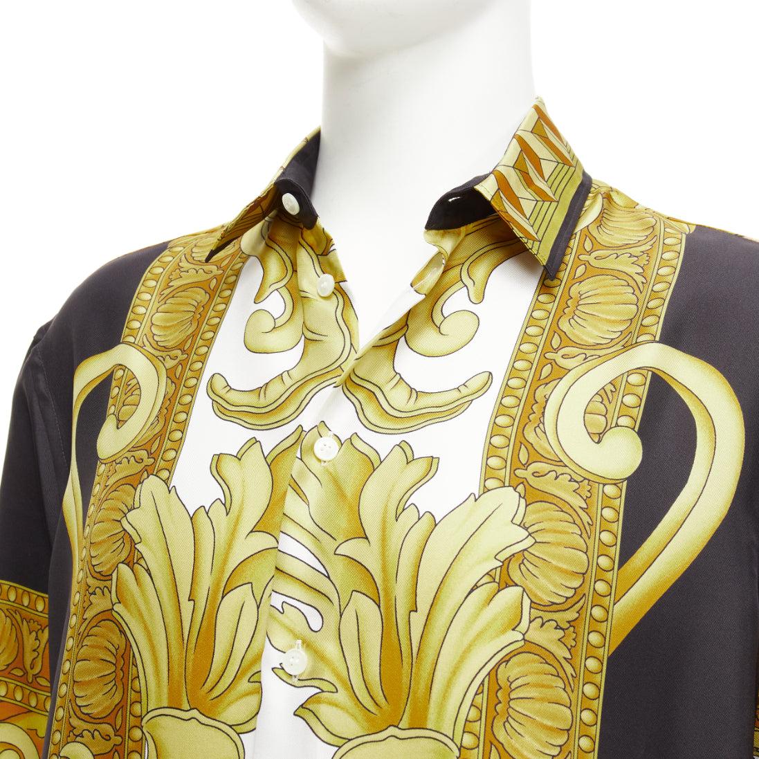 VERSACE 100% silk Renaissance Barocco gold black white print shirt IT52 XL
Reference: TGAS/D01065
Brand: Versace
Designer: Donatella Versace
Collection: 2023
Material: Silk
Color: Gold, Black
Pattern: Barocco
Closure: Button
Made in:
