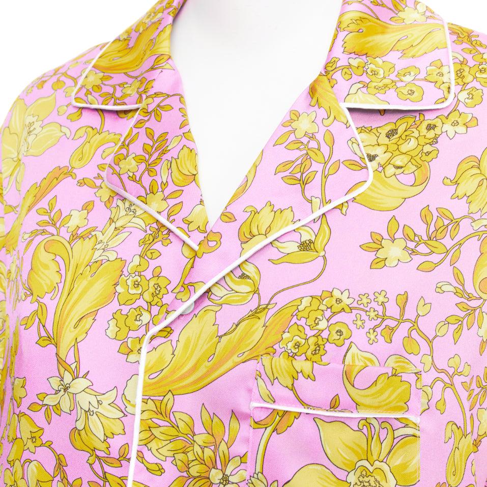 VERSACE 100% silk Signature Barocco Baroque pink gold print pajama shirt Sz.4 XL
Reference: TGAS/E00757
Brand: Versace
Designer: Donatella Versace
Collection: Home
Material: Silk
Color: Pink, Gold
Pattern: Barocco
Closure: Button
Extra Details: Pink