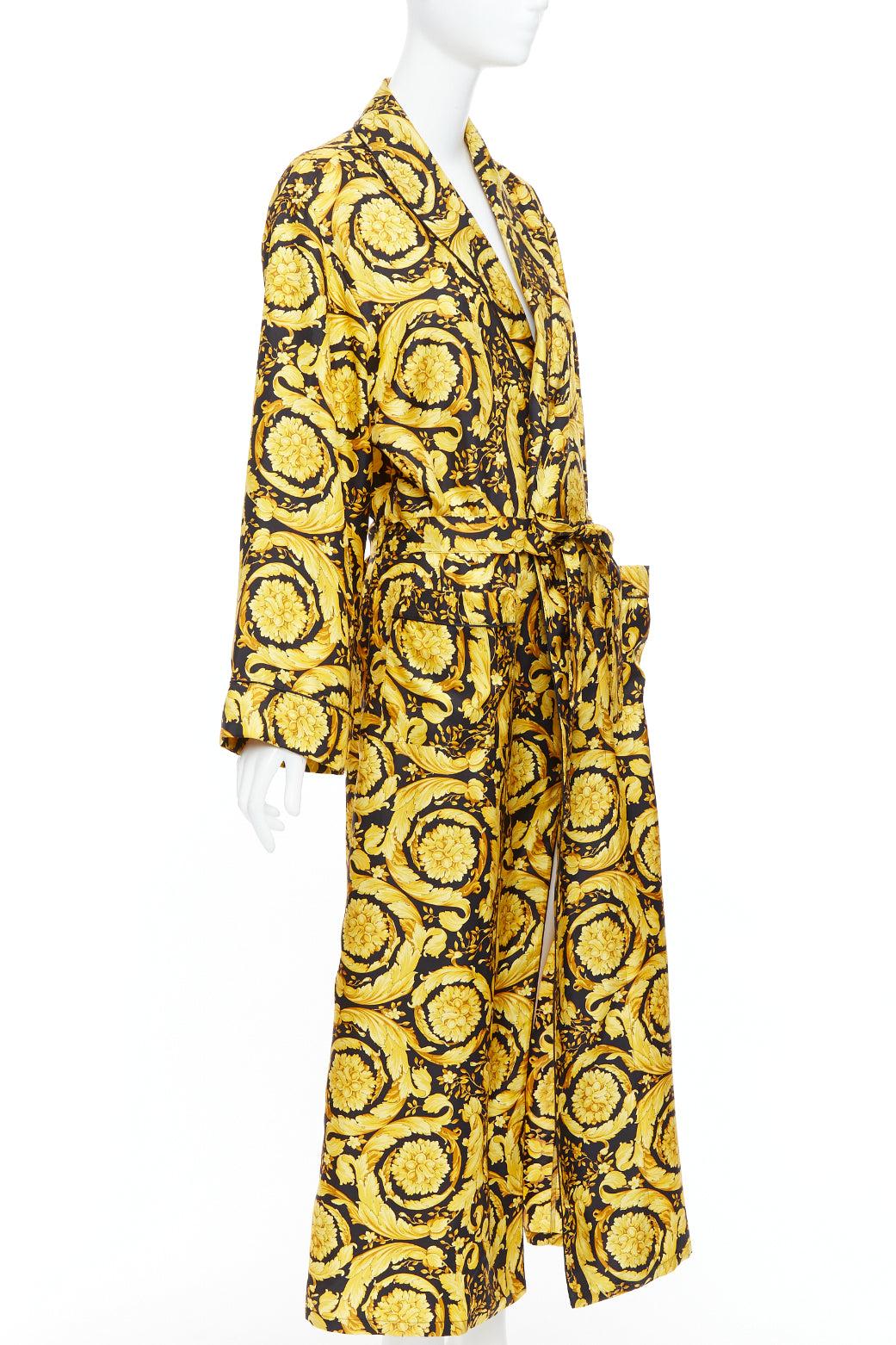 VERSACE 100% silk Signature Barocco Baroque print gold black robe gown Sz3 L
Reference: TGAS/E00758
Brand: Versace
Designer: Donatella Versace
Collection: Underwear
Material: 100% Silk
Color: Gold, Black
Pattern: Barocco
Closure: Belt
Lining: Mixed