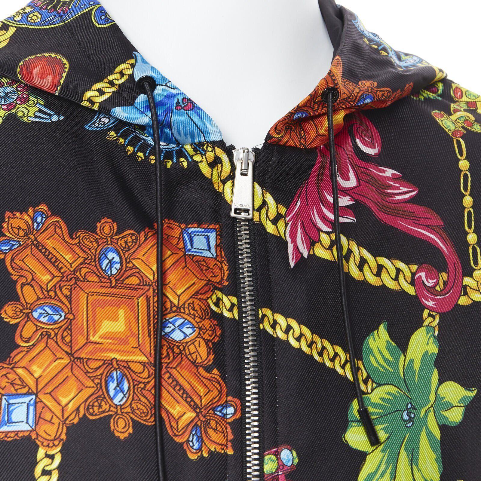 VERSACE 100% silk SS19 Vintage Jewel Floral Gold Chain hoodie jacket IT48 M
Reference: TGAS/A05302
Brand: Versace
Designer: Donatella Versace
Model: Silk hoodie
Collection: 2019 - Runway
Material: 100% Silk
Color: Multicolour
Pattern: