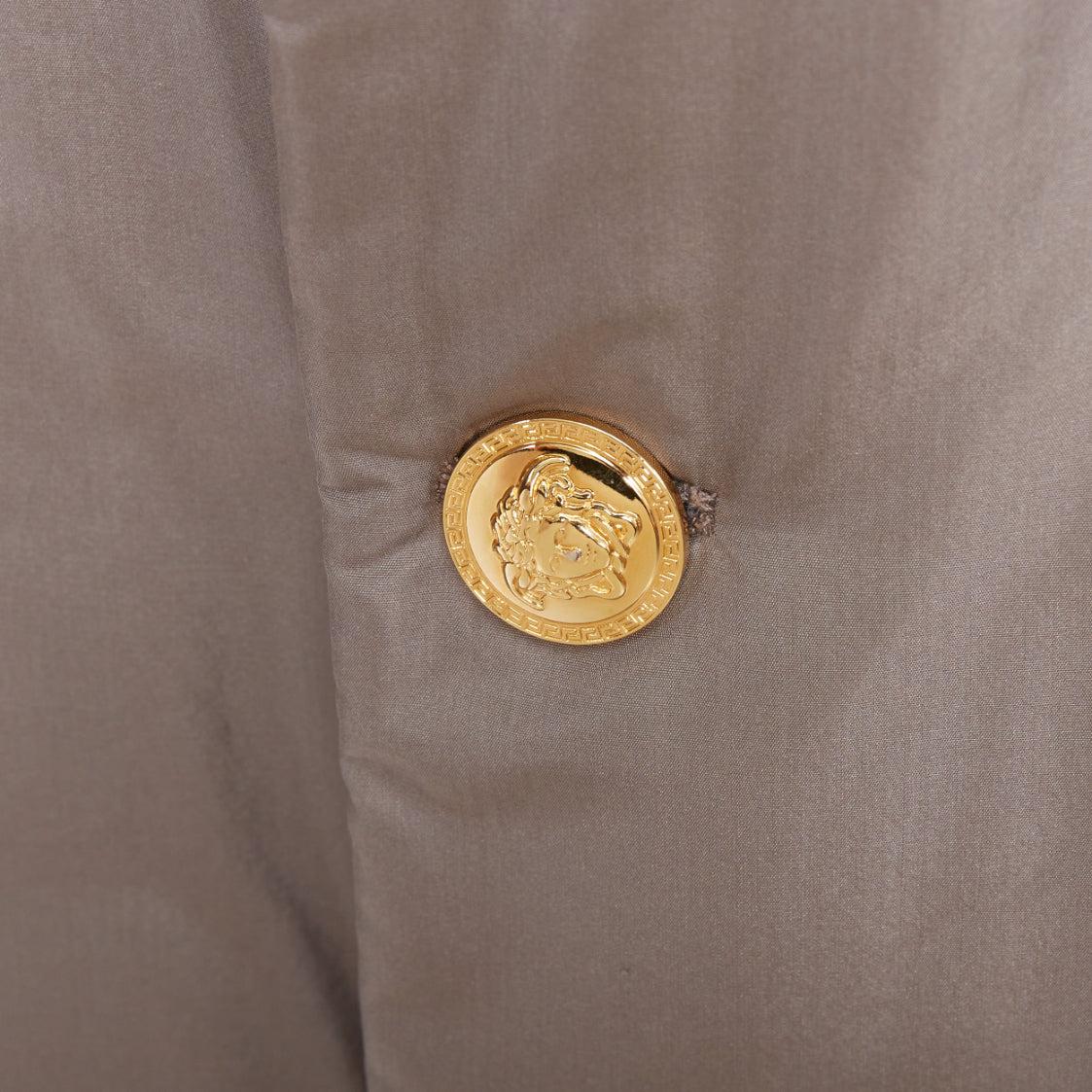 VERSACE 100% seta grigio pietra imbottito bottoni Medusa oro cappotto lungo con cintura IT50 L
Riferimento: PRCG/A00048
Marchio: Versace
Stilista: Donatella Versace
Materiale: Seta
Colore: Beige, Oro
Modello: Tinta unita
Chiusura: bottone
Fodera: