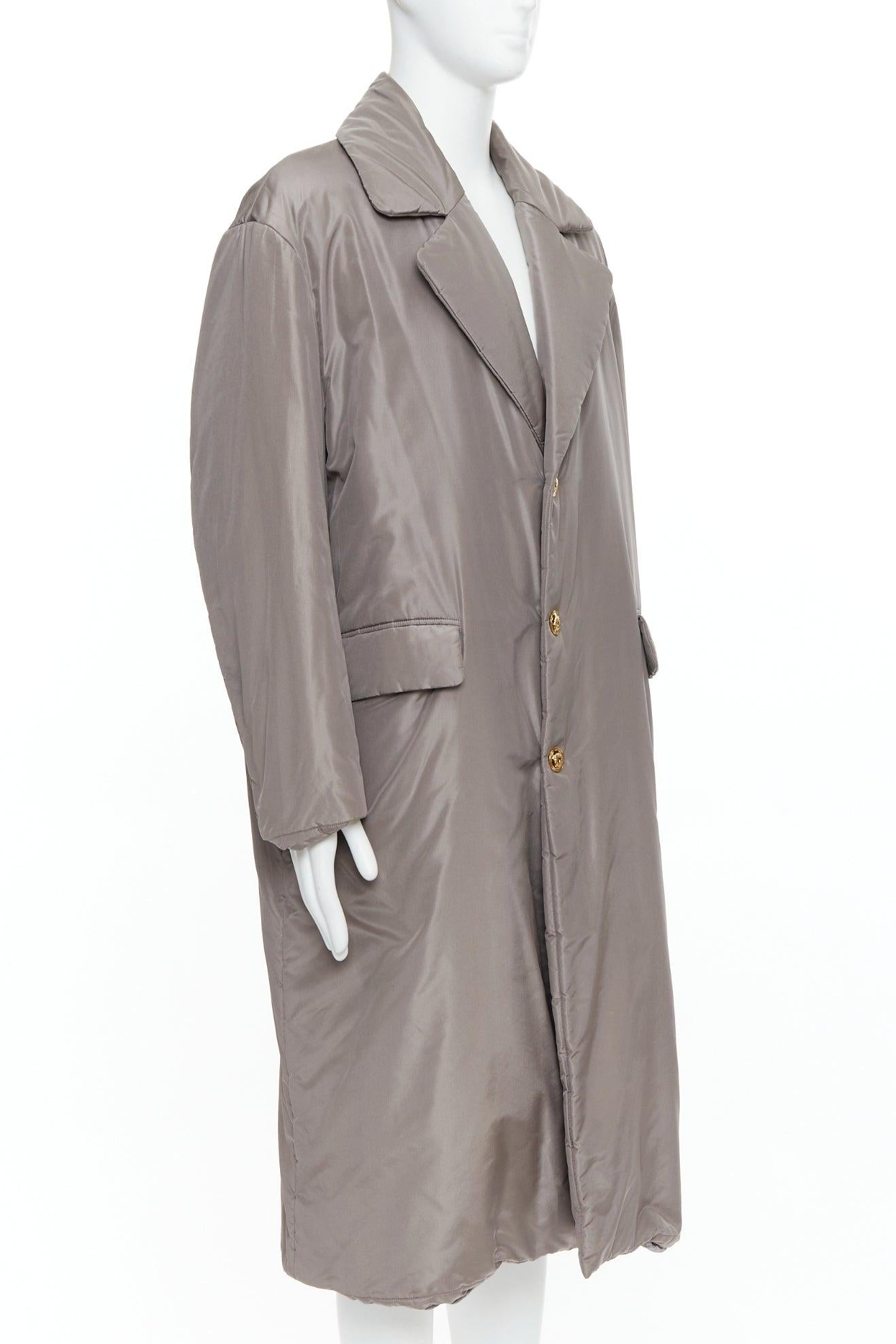 Grigio VERSACE 100% seta grigio pietra imbottito bottoni Medusa oro cappotto lungo con cintura IT50 L in vendita