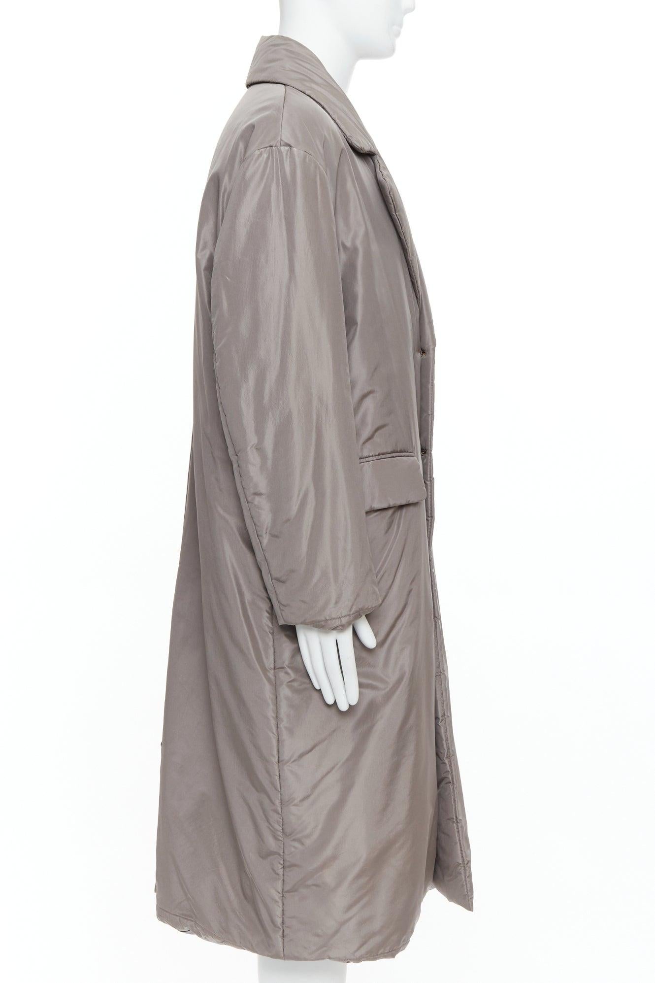 VERSACE 100% seta grigio pietra imbottito bottoni Medusa oro cappotto lungo con cintura IT50 L In condizioni buone in vendita a Hong Kong, NT