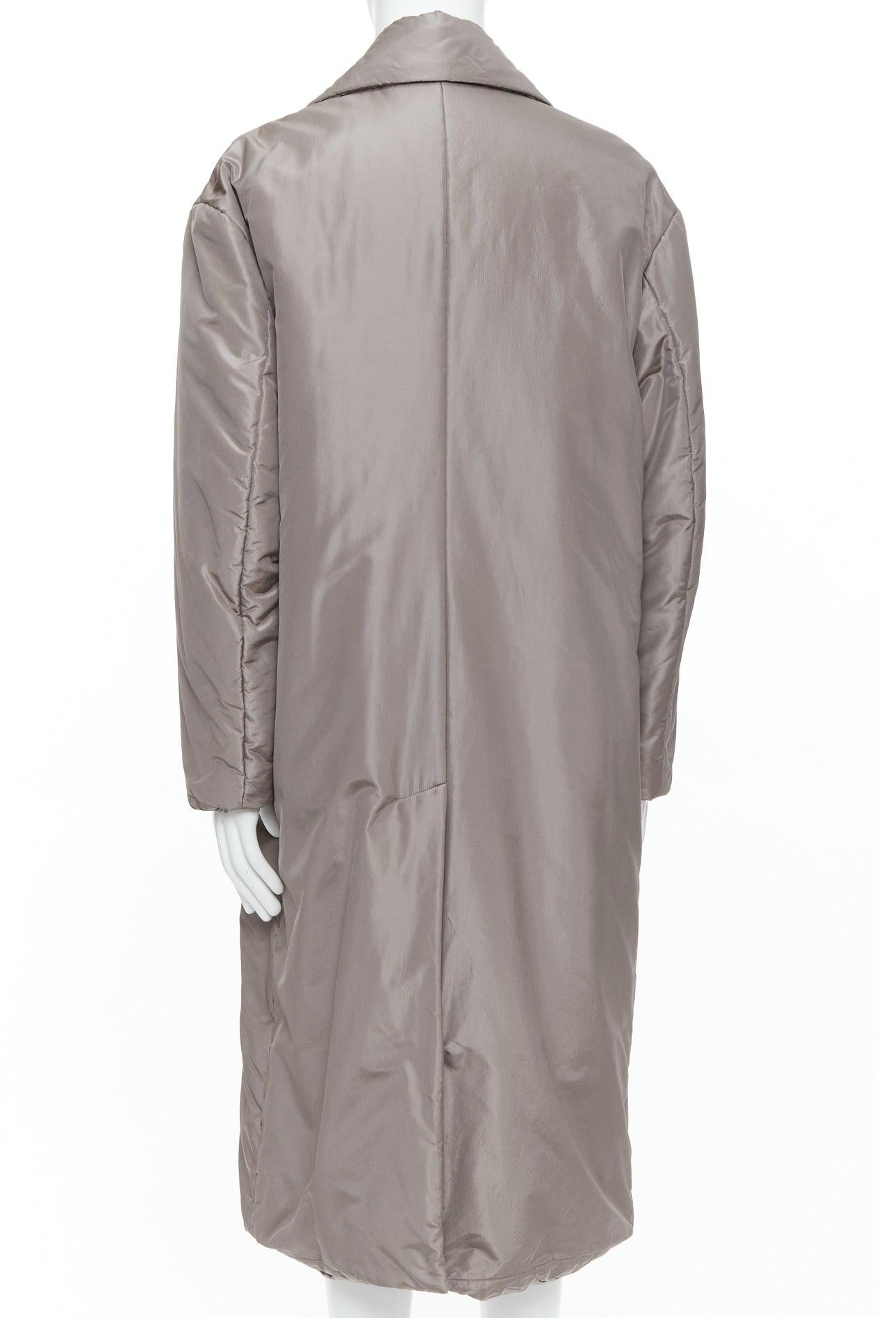 Uomo VERSACE 100% seta grigio pietra imbottito bottoni Medusa oro cappotto lungo con cintura IT50 L in vendita