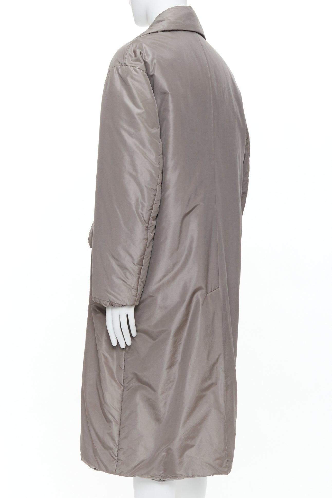 VERSACE 100% seta grigio pietra imbottito bottoni Medusa oro cappotto lungo con cintura IT50 L in vendita 1
