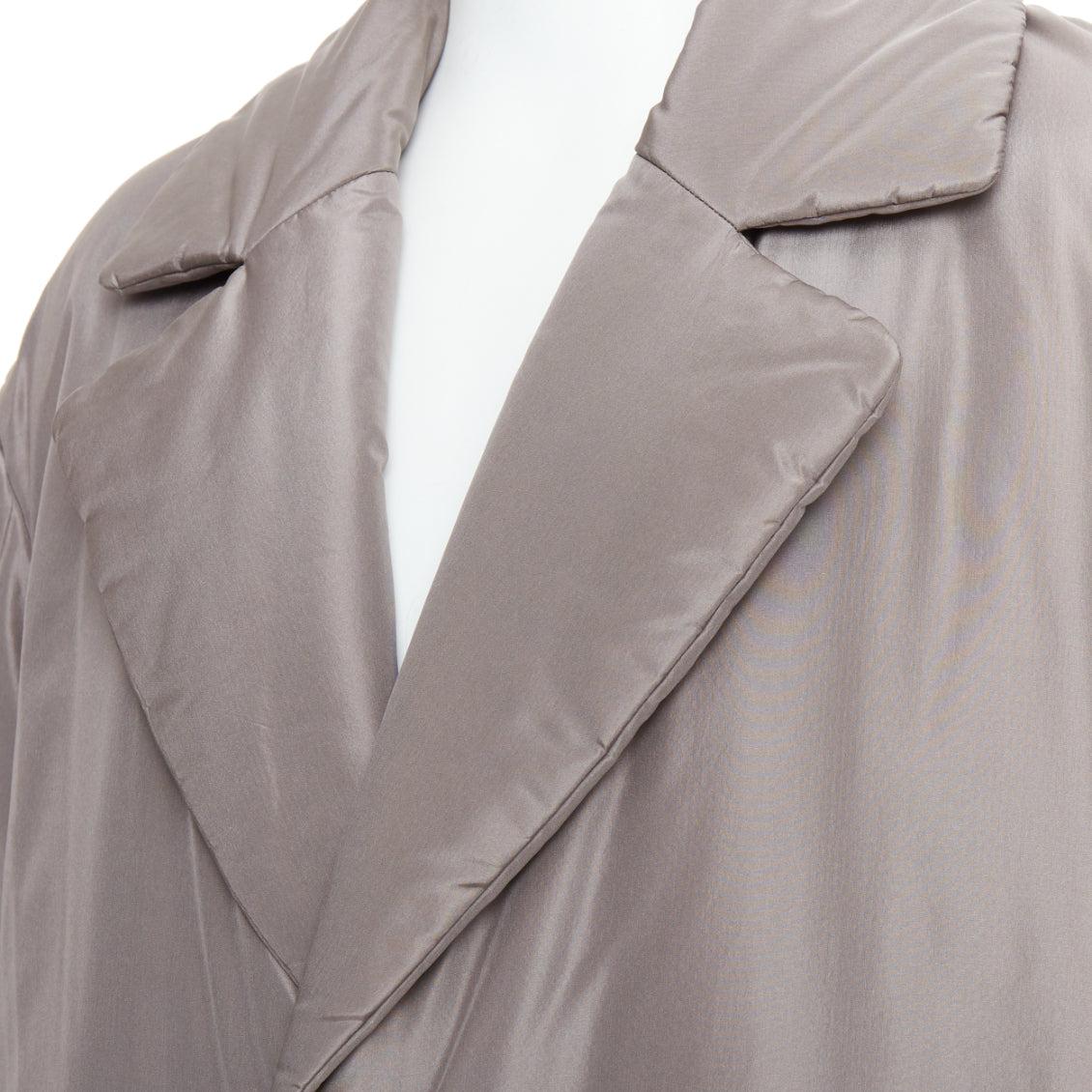 VERSACE 100% seta grigio pietra imbottito bottoni Medusa oro cappotto lungo con cintura IT50 L in vendita 2