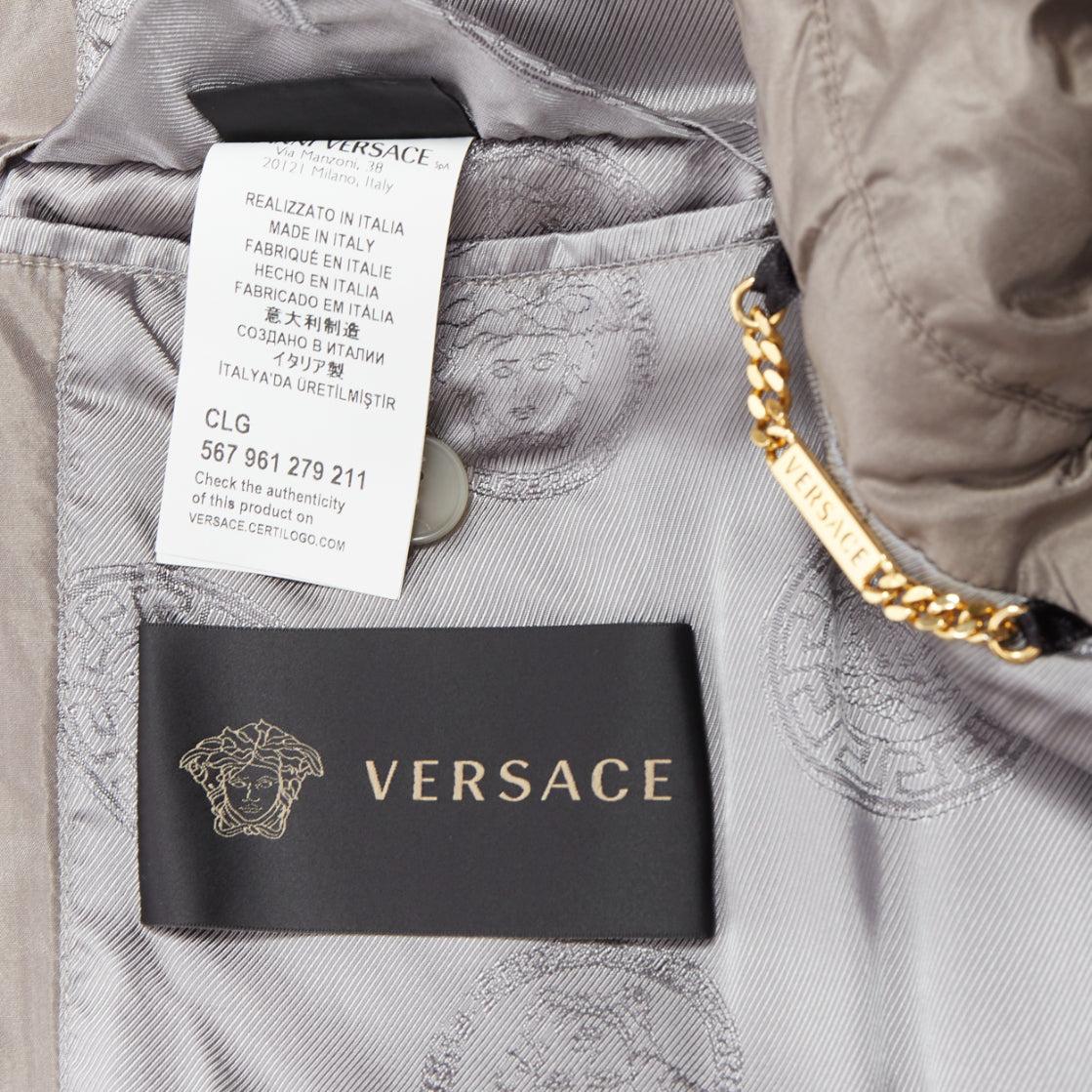 VERSACE 100% seta grigio pietra imbottito bottoni Medusa oro cappotto lungo con cintura IT50 L in vendita 3
