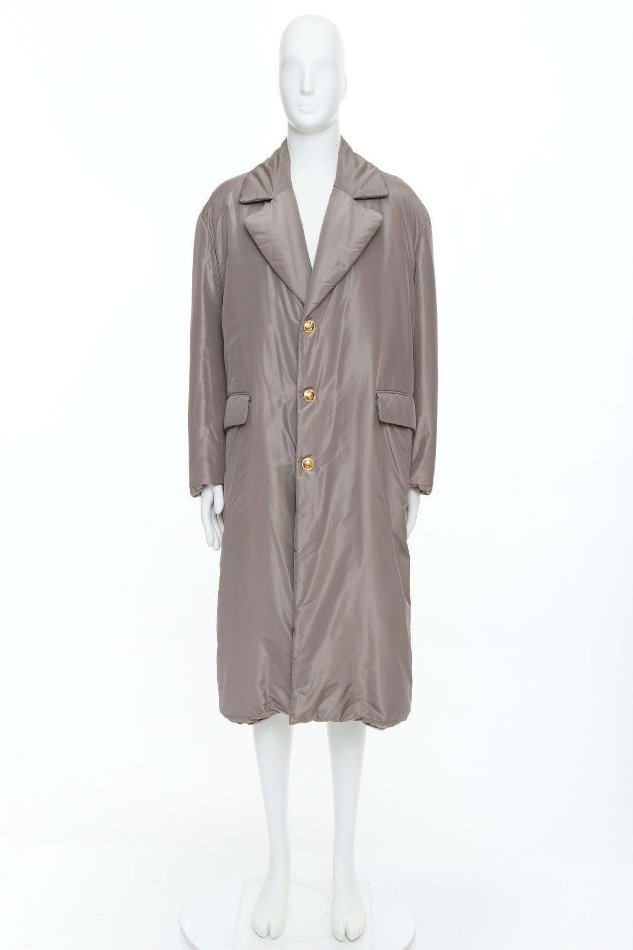 VERSACE 100% seta grigio pietra imbottito bottoni Medusa oro cappotto lungo con cintura IT50 L in vendita 4