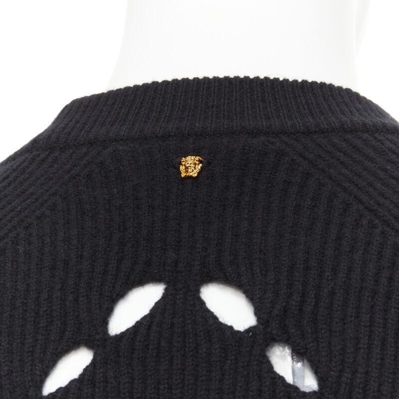 VERSACE 100% wool black diamond cut out Medusa stud sweater EU52 XL
Reference: TGAS/C00239
Brand: Versace
Designer: Donatella Versace
Model: A86954 A235913 A1008
Collection: Runway
Material: Wool
Color: Black
Pattern: Solid
Extra Details: Diamond