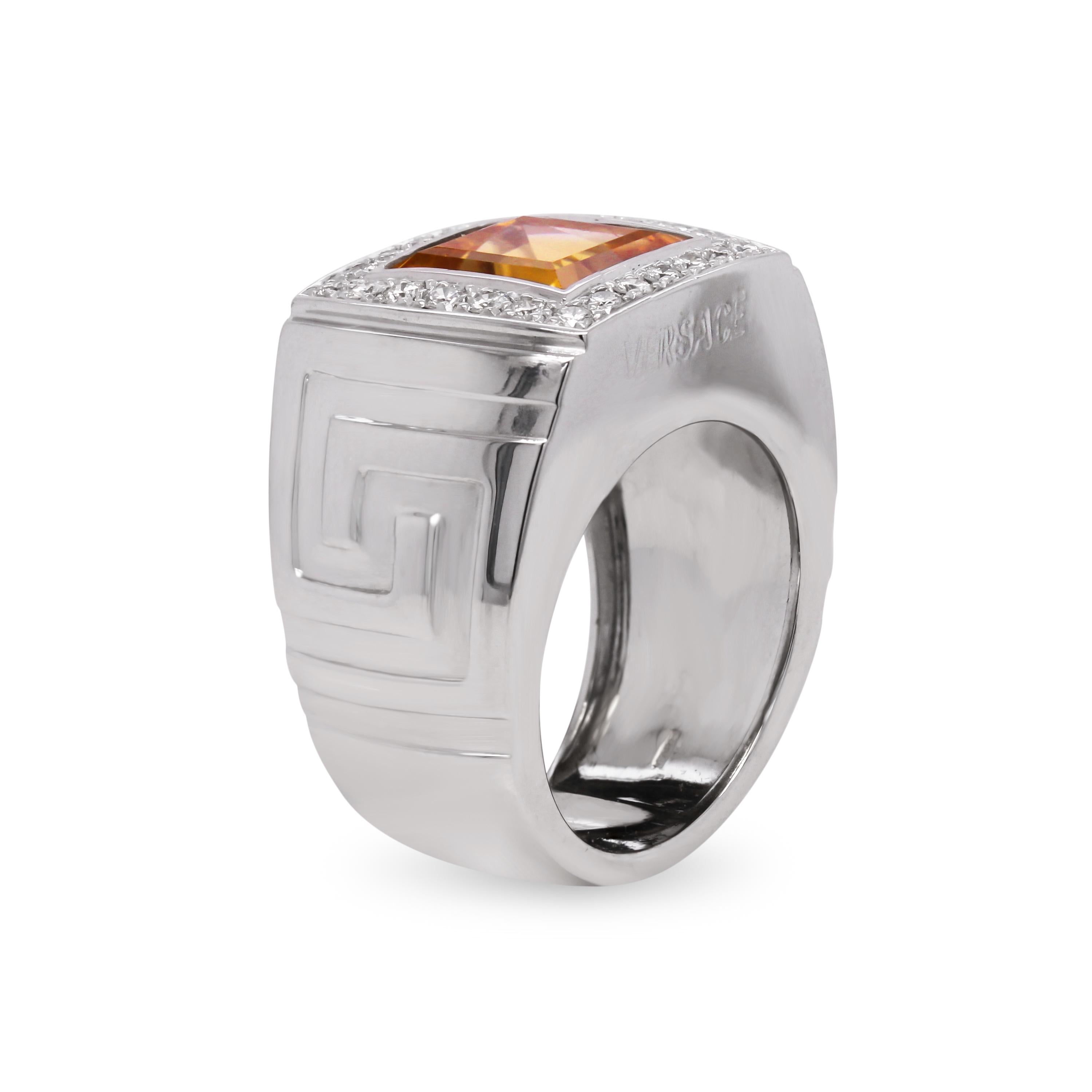Versace 18 Karat Weißgold Diamant Prinzessinnenschliff Citrin Statement Ring

Dieser Statement-Ring von Versace ist ein absolutes Kunstwerk! Der Ring hat die charakteristischen Versace-Muster auf dem Band und ist etwas klobig, was dem Ring einen