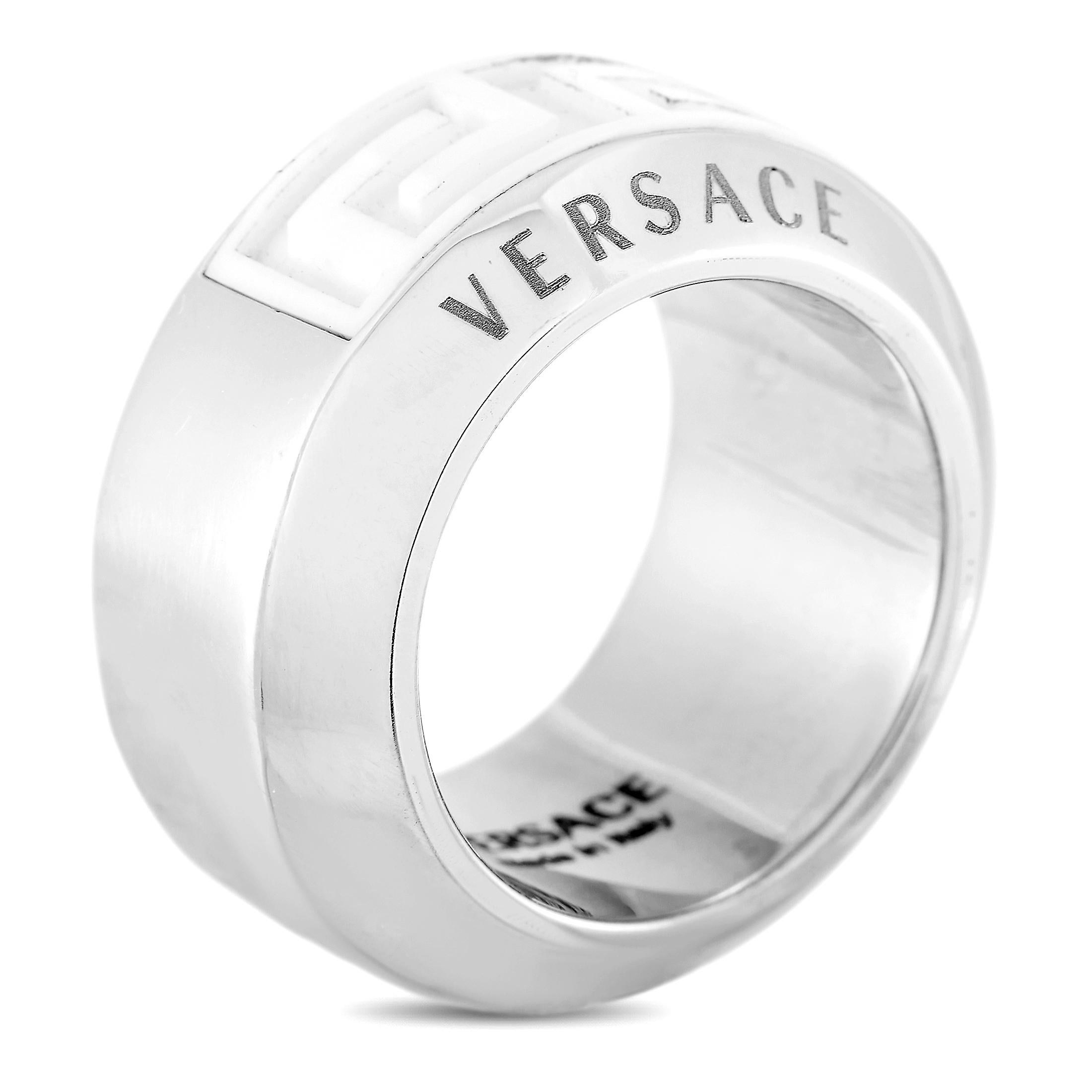 Dieser Ring von Versace besteht aus 18 Karat Weißgold und Keramik, wiegt 19,4 Gramm und hat eine Bandstärke von 12 mm.
 
 Der Ring wird in brandneuem Zustand angeboten und enthält die Herstellerbox.
