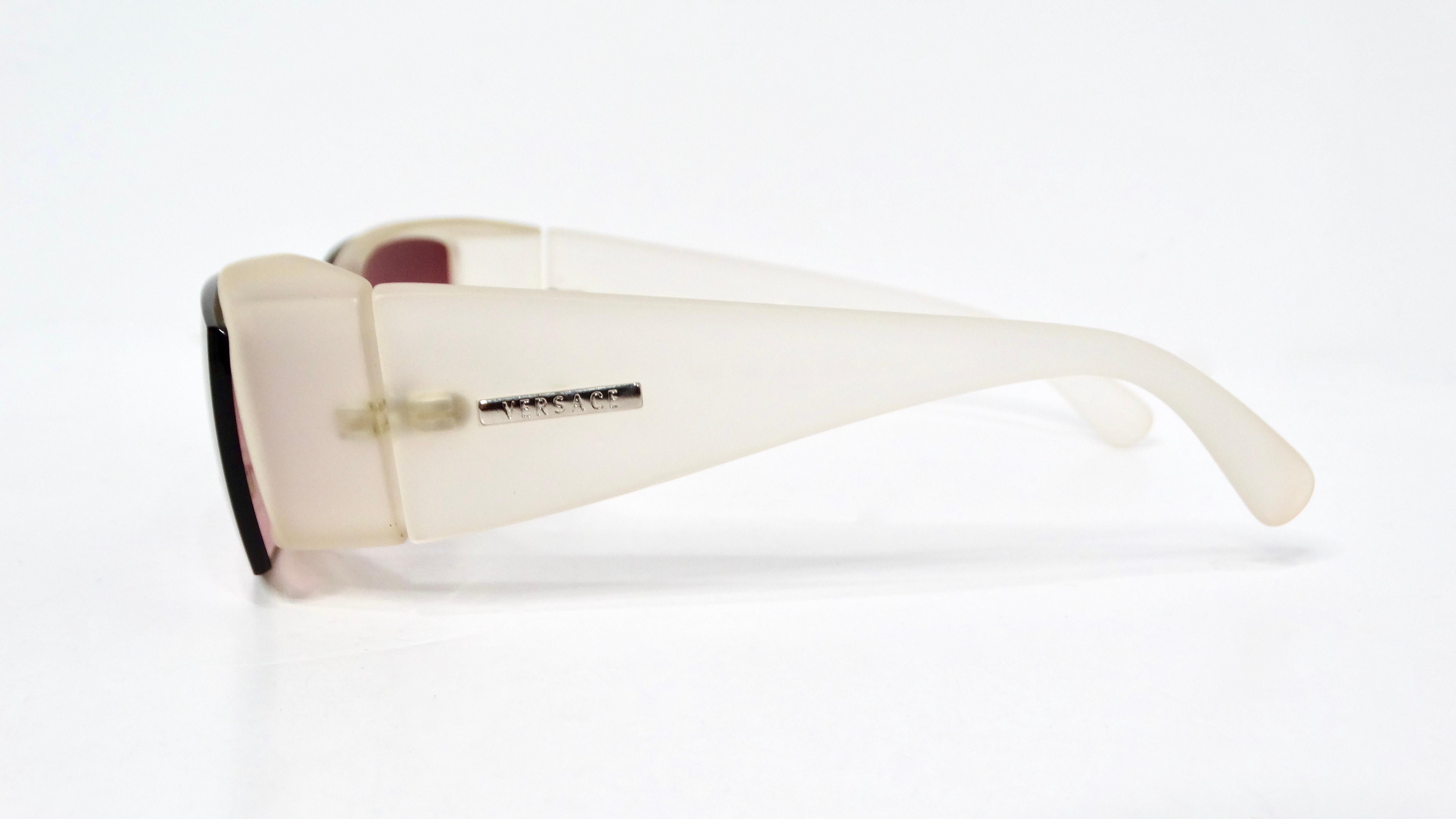 Mettiti sotto i riflettori con gli straordinari occhiali da sole Versace 1990s Acrylic Pink Tinted Lens Shield. Un vero e proprio pezzo forte, questi occhiali da sole sono caratterizzati da un'esclusiva montatura in acrilico trasparente opaco che