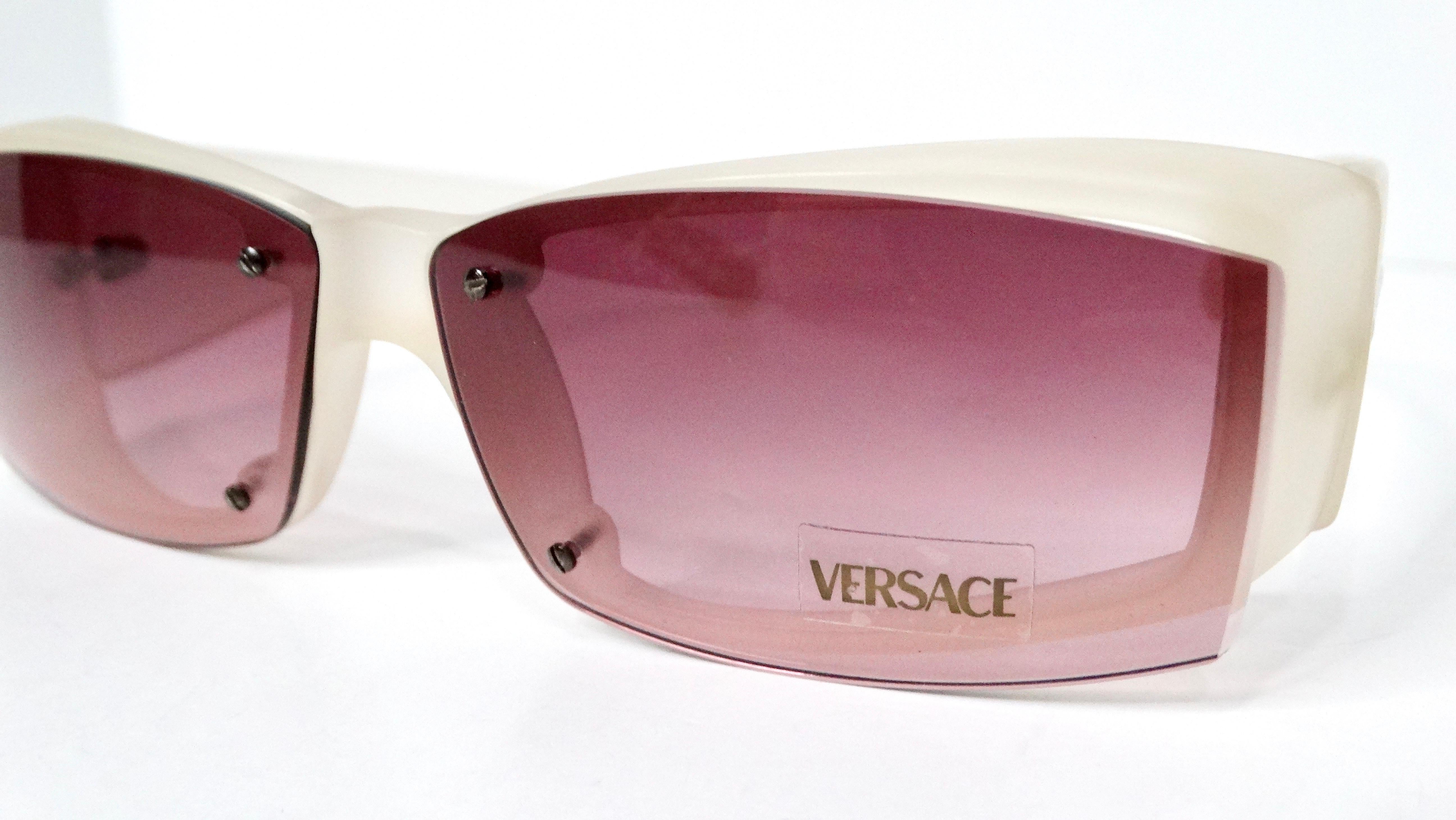 Rosa Occhiali da sole Versace anni '90 con lenti colorate e acriliche in vendita
