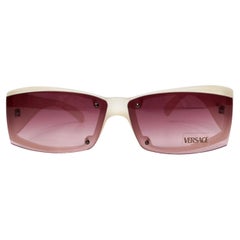 Gafas de sol de acrílico con lentes tintadas en rosa Versace de los años 90