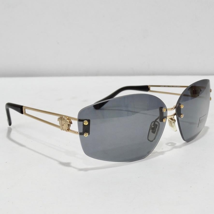 Versace lunettes de soleil bleues et dorées, années 1990 en vente 5