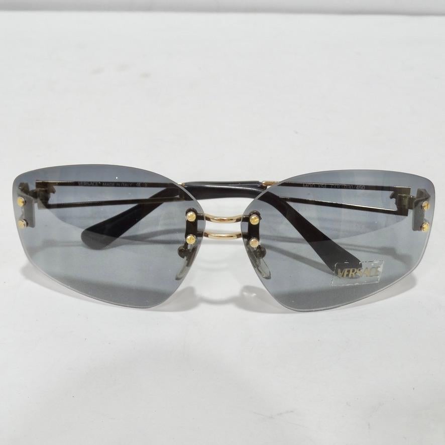 Versace lunettes de soleil bleues et dorées, années 1990 en vente 6