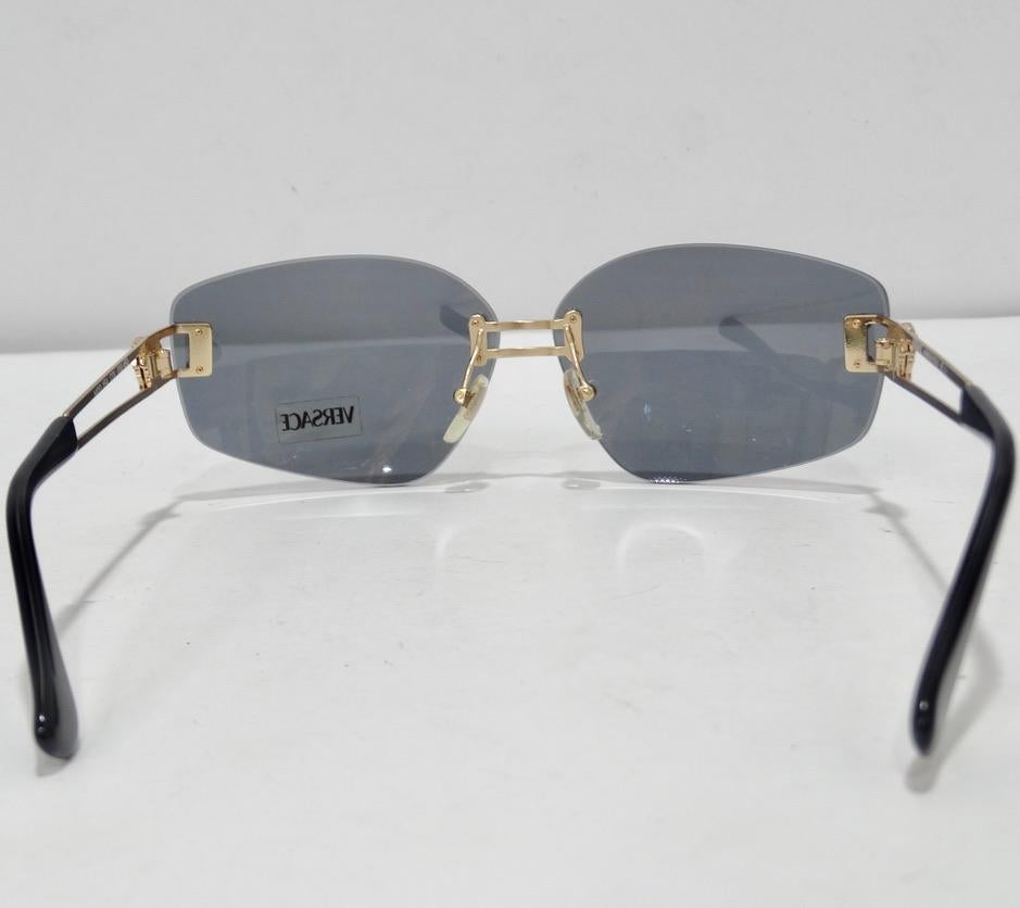 Versace lunettes de soleil bleues et dorées, années 1990 en vente 2