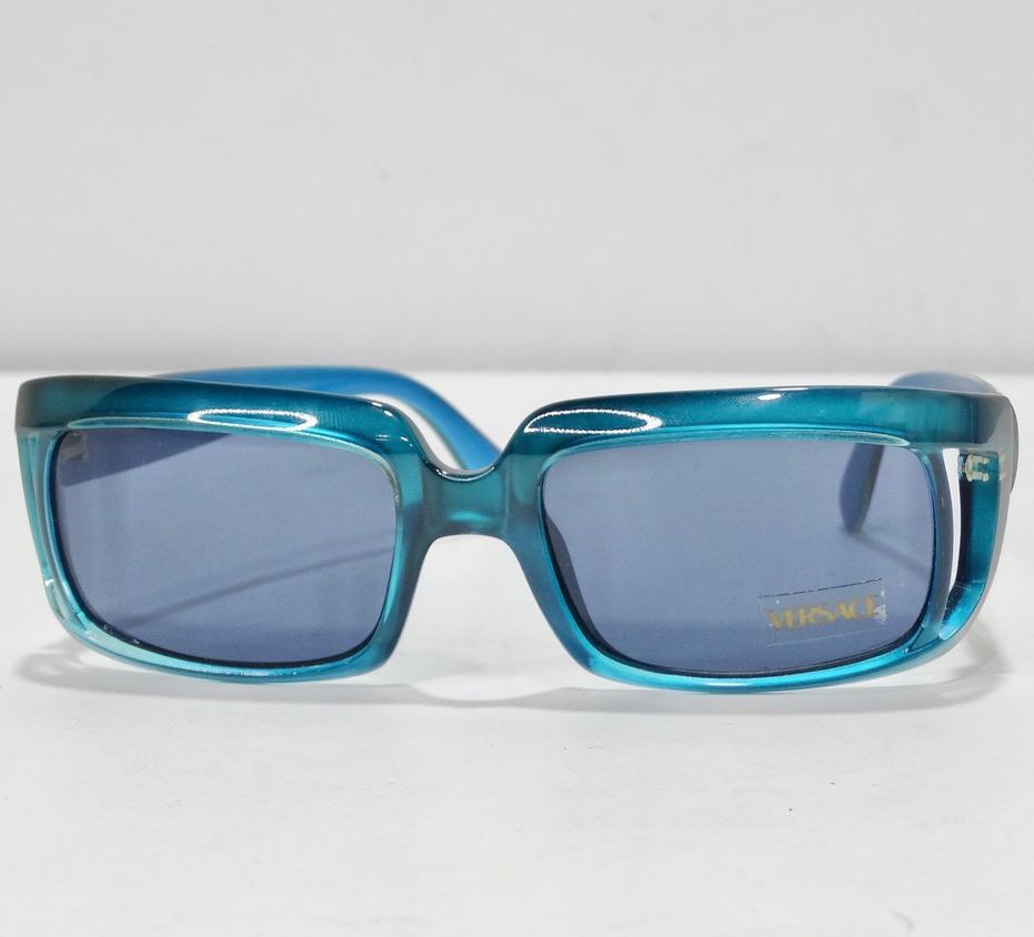 Ces lunettes de soleil bleues de Versace, datant des années 1990, vous appellent ! Les lunettes de soleil à monture carrée parfaites dans une couleur bleu électrique magnifique et vibrante. Ces lunettes de soleil sont aussi flatteuses qu'elles