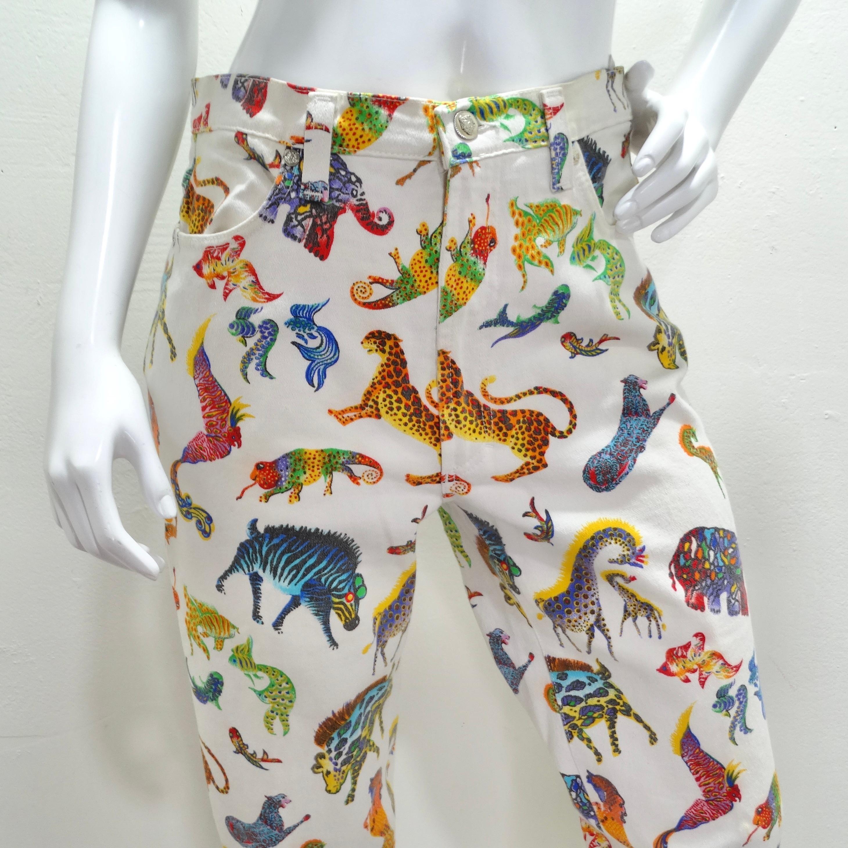 Die kultige Versace 1990s Fantasy Animals Print Jeans ist ein Statement, das den kühnen und verspielten Geist der 90er Jahre ausstrahlt. Diese klassische Jeans mit geradem Bein und hoher Taille wurde mit viel Liebe zum Detail gefertigt und besticht