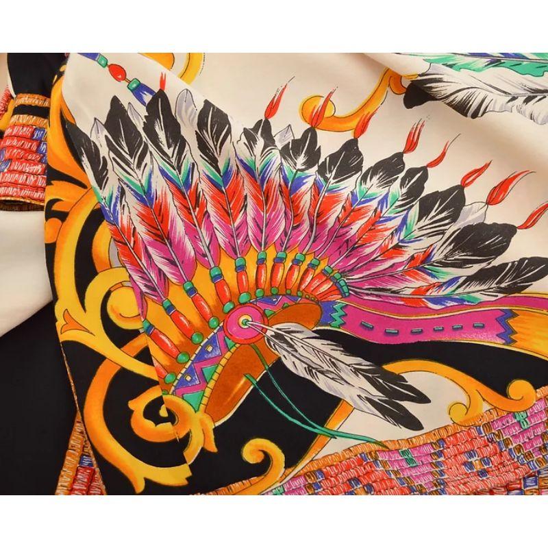 Vibrant, Vintage Versace Jeans Couture langärmeliges Hemd aus den frühen 1990er Jahren mit Native American themed Muster Details durch aus.

Eigenschaften
Verdeckter Knopfverschluss der Mittellinie
Lange Ärmel
Dekorative Vorder- und Rückseite
100%