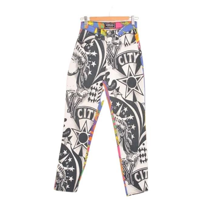 Gianni Versace Vaqueros con estampado de colores "Nueva York" de los años 90 en venta