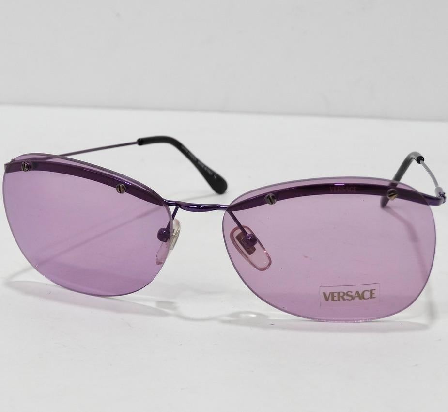 Wie besonders ist diese Versace-Sonnenbrille aus dem Lagerbestand der 1990er Jahre?! Die perfekte Sonnenbrille im Aviator-Stil in einem auffälligen Pastell-Lila. Die perfekte Sonnenbrille für jeden Tag, mit einem lebendigen Flair! Kombinieren Sie