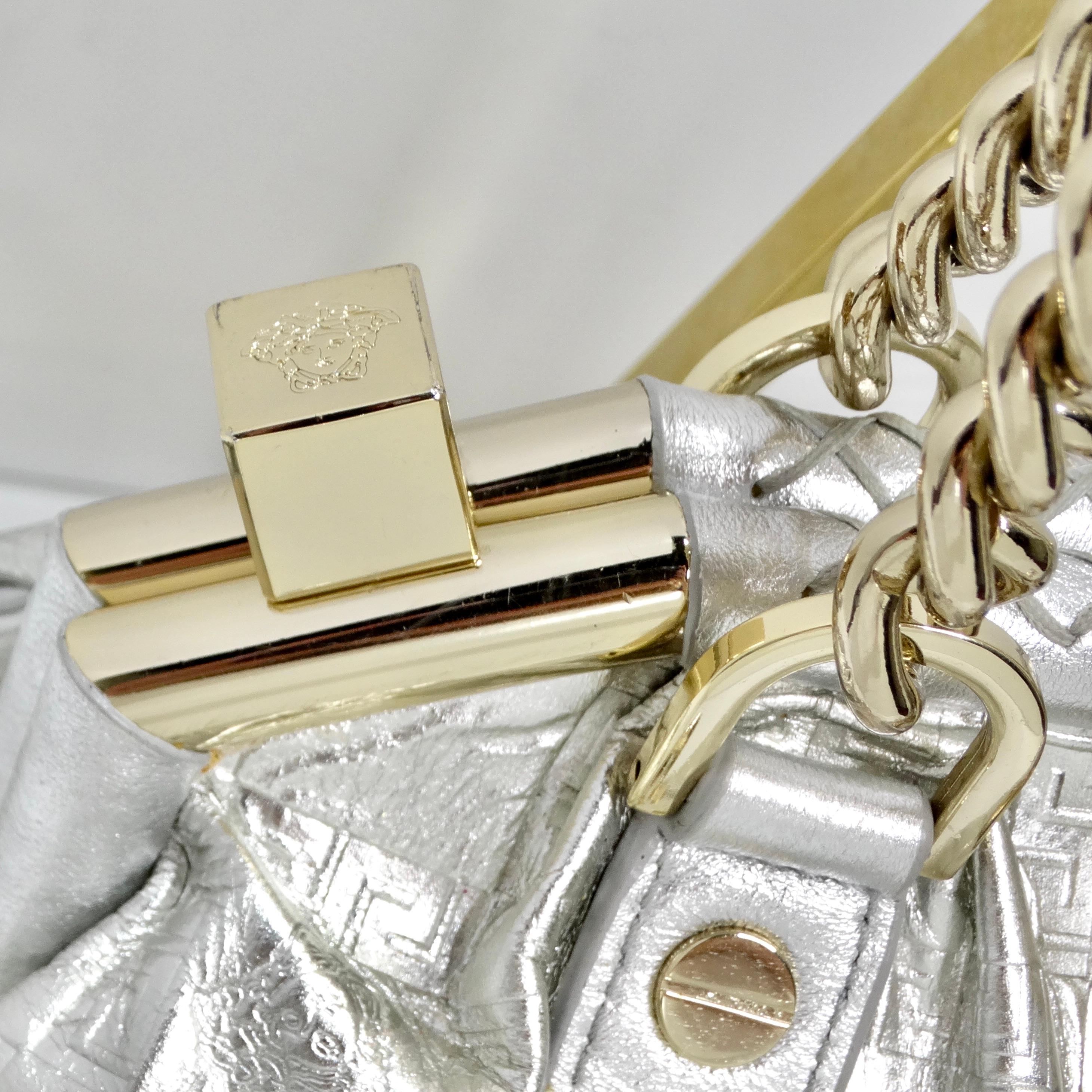Versace 1990er Silberne Medusa Umhängetasche aus Leder für Damen oder Herren im Angebot