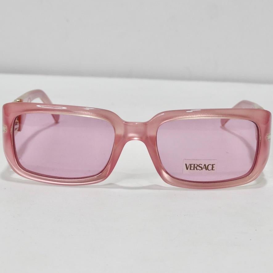 Ces lunettes de soleil de Versace, datant des années 1990, sont vraiment spéciales ! Juste à temps pour le renouveau de Barbie, ce dégradé de rose clair et d'orange va vous faire saliver ! Ces lunettes de soleil à monture carrée sont parfaites pour