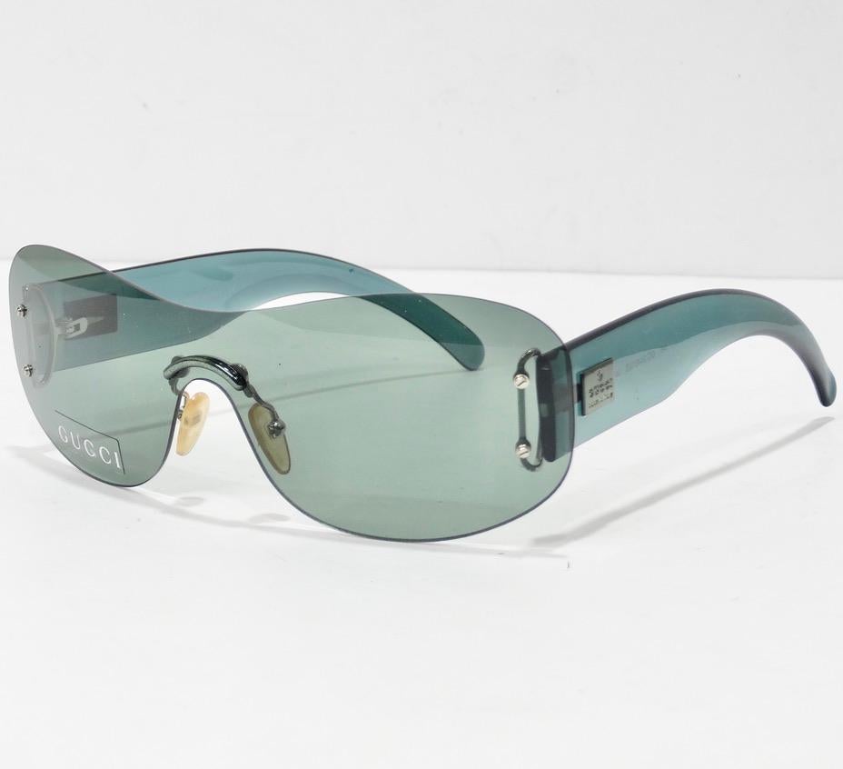 Sichern Sie sich diese unglaubliche Gucci-Sonnenbrille aus dem Lagerbestand der 1990er Jahre! Die perfekte Y2K-Sonnenbrille im Schild-Stil in dieser wunderschönen teal/hellgrünen Farbe. Diese Sonnenbrille ist ein klassisches und lustiges Statement!