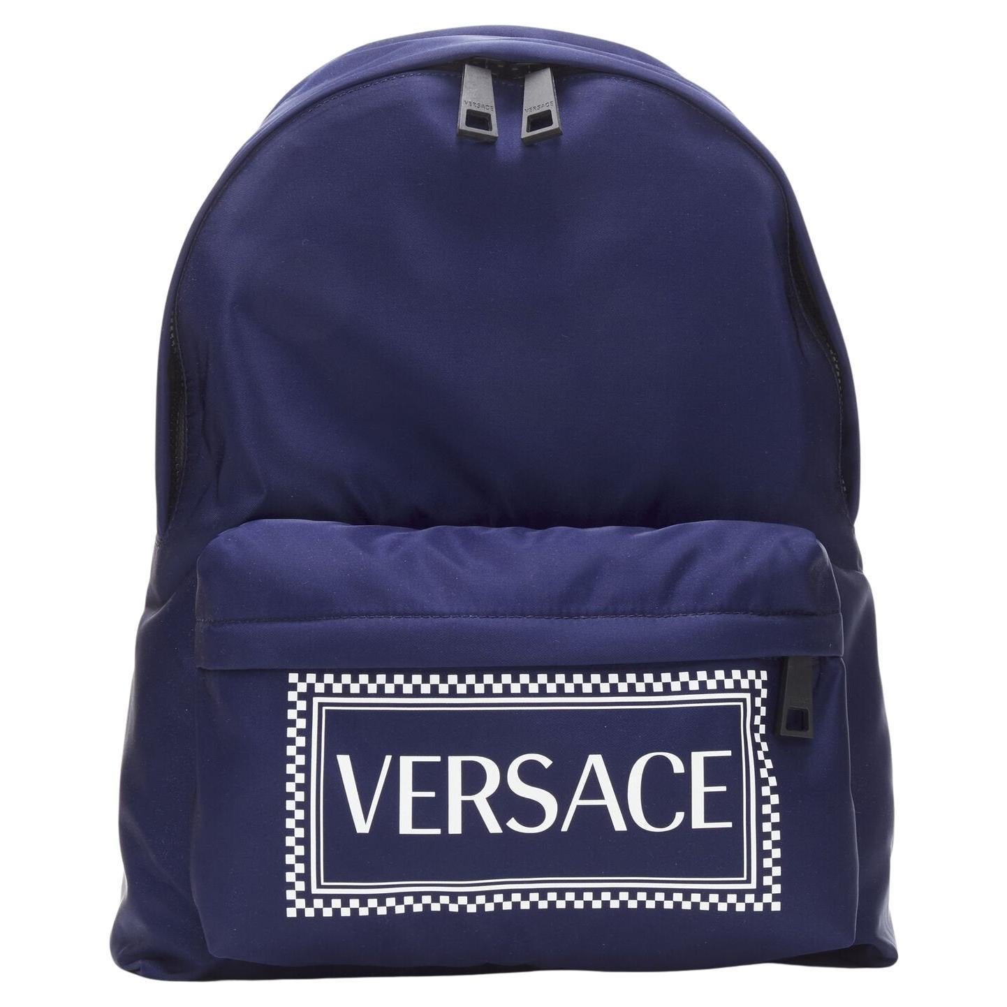 VERSACE 1990er Jahre Vintage Box Logo Blauer Rucksack aus Nylon mit Greca-Riemen im Angebot