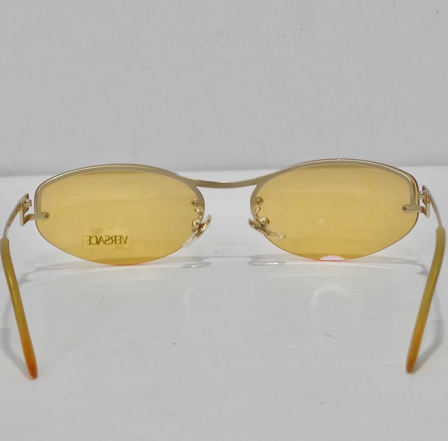 Versace lunettes de soleil jaune, années 1990 en vente 1
