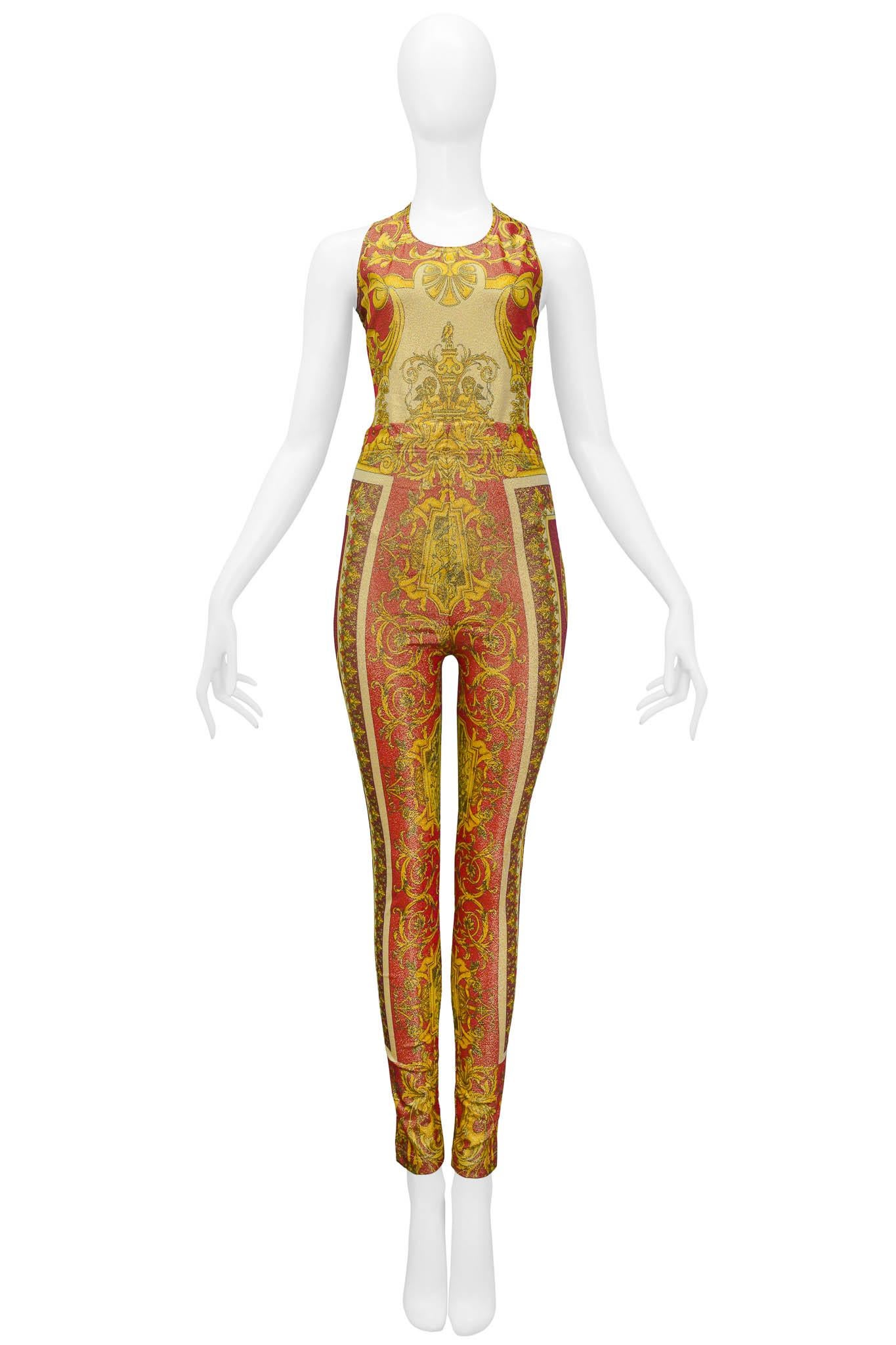 Resurrection Vintage freut sich, einen rot-goldenen, dehnbaren Body und eine Hose von Versace 1992 anbieten zu können. Der Stoff ist mit barocken Ornamenten bedruckt, der Body hat einen unsichtbaren Reißverschluss auf der Rückseite und die Hose