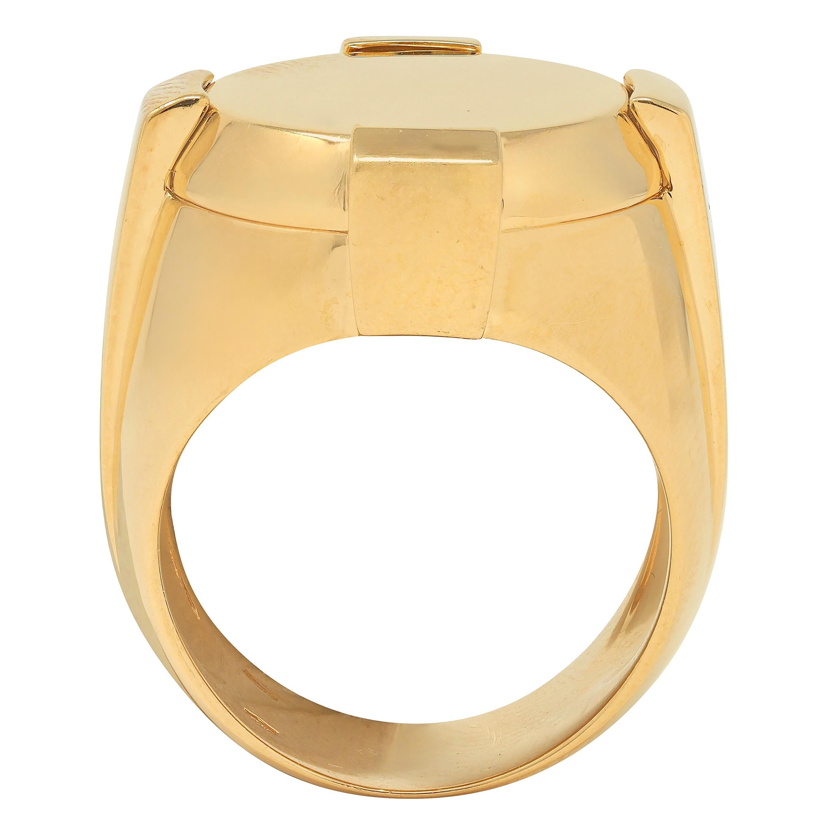 Versace 2000's 18 Karat Yellow Gold Unisex Tablet Signet Ring For Sale 3