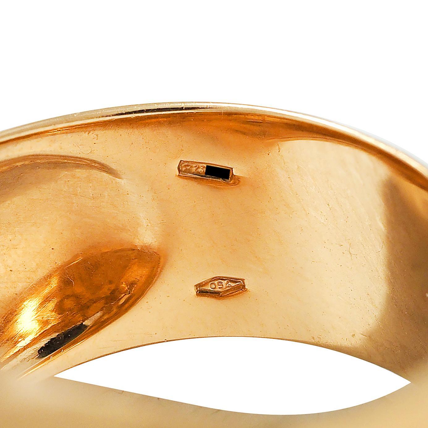 Versace 2000's 18 Karat Yellow Gold Unisex Tablet Signet Ring For Sale 4